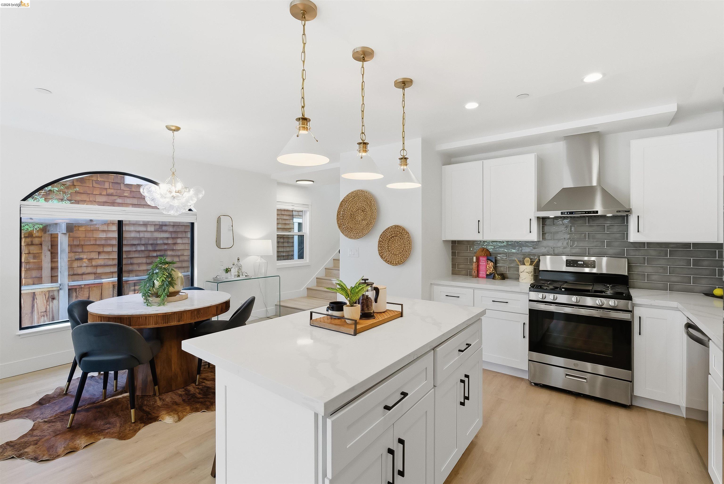 Detail Gallery Image 10 of 39 For 712 Masonic, Albany,  CA 94706 - 3 Beds | 2/1 Baths