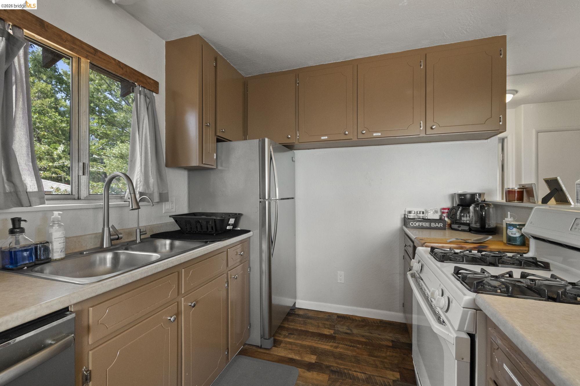 Detail Gallery Image 7 of 32 For 20165 Eastview Dr, Tuolumne,  CA 95379 - 2 Beds | 2 Baths