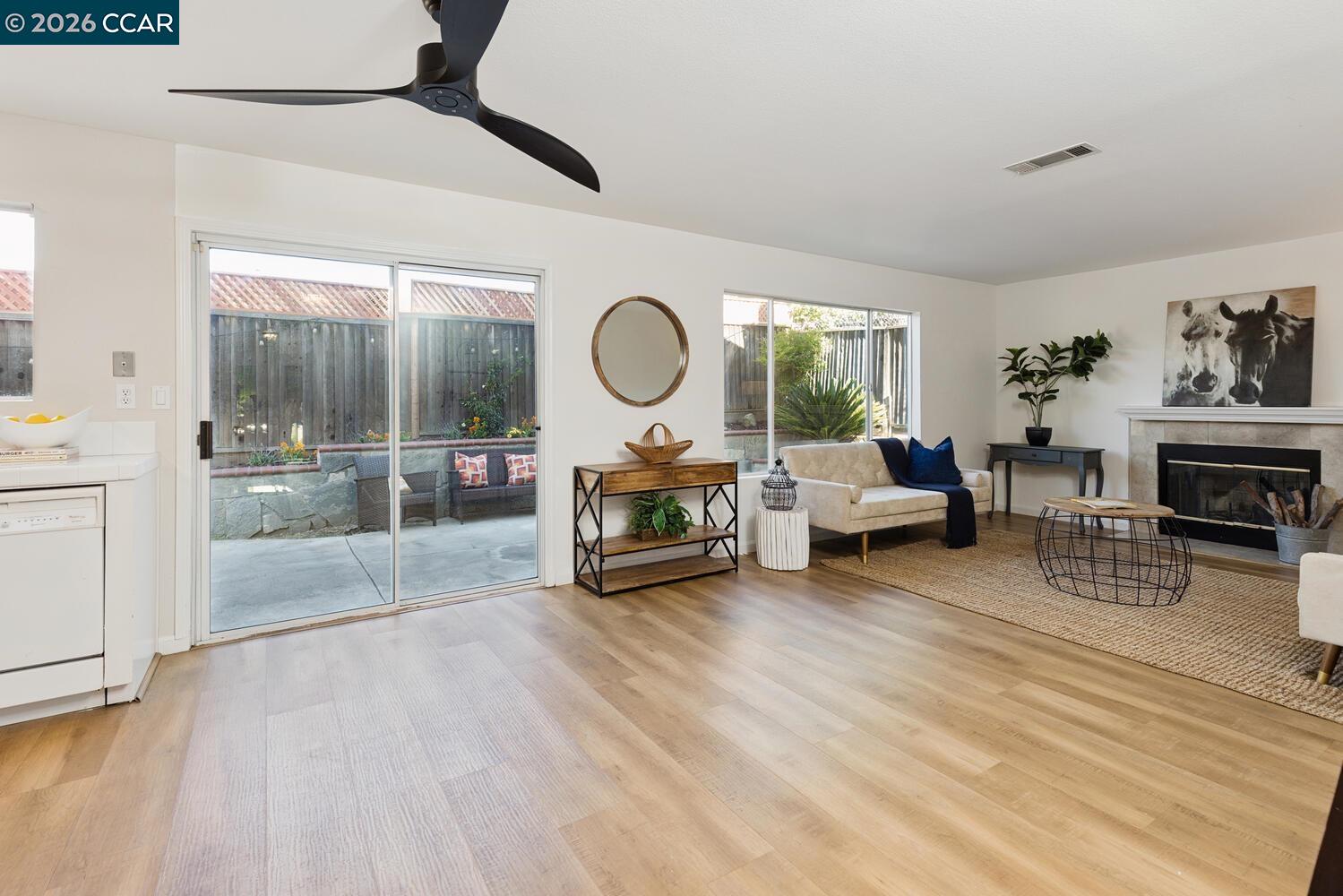 Detail Gallery Image 12 of 35 For 592 Ross Circle, Martinez,  CA 94553 - 5 Beds | 3 Baths