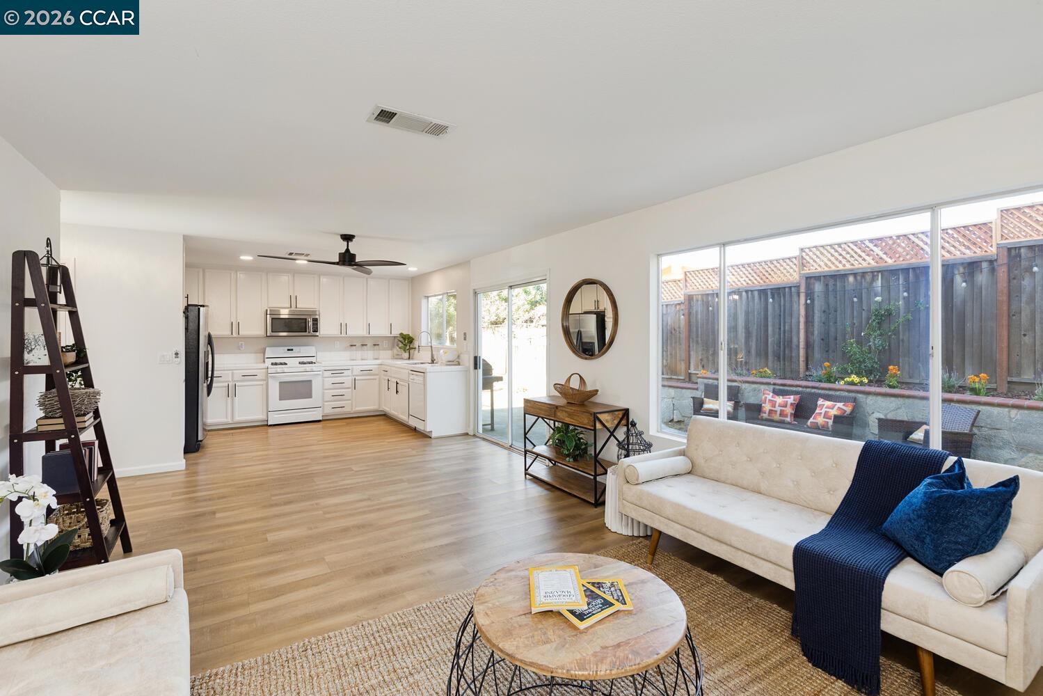 Detail Gallery Image 13 of 35 For 592 Ross Circle, Martinez,  CA 94553 - 5 Beds | 3 Baths