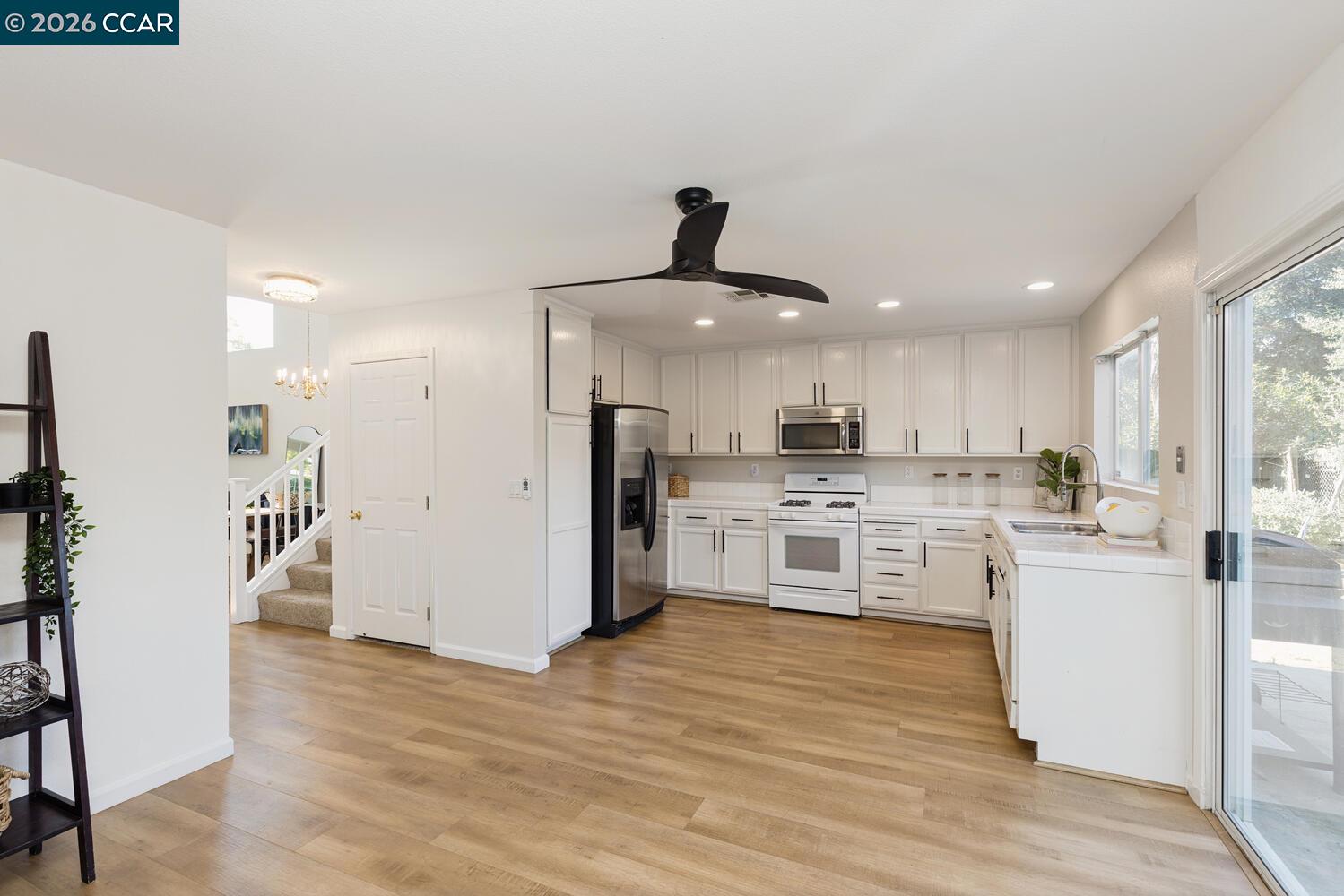 Detail Gallery Image 14 of 35 For 592 Ross Circle, Martinez,  CA 94553 - 5 Beds | 3 Baths