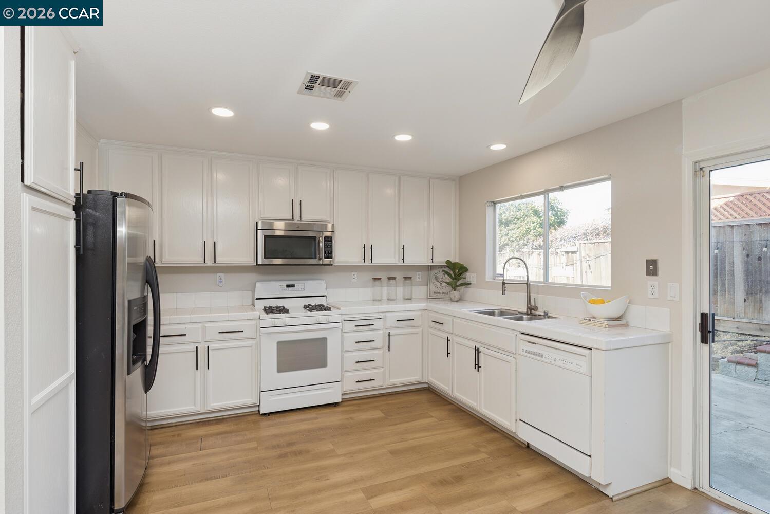 Detail Gallery Image 15 of 35 For 592 Ross Circle, Martinez,  CA 94553 - 5 Beds | 3 Baths