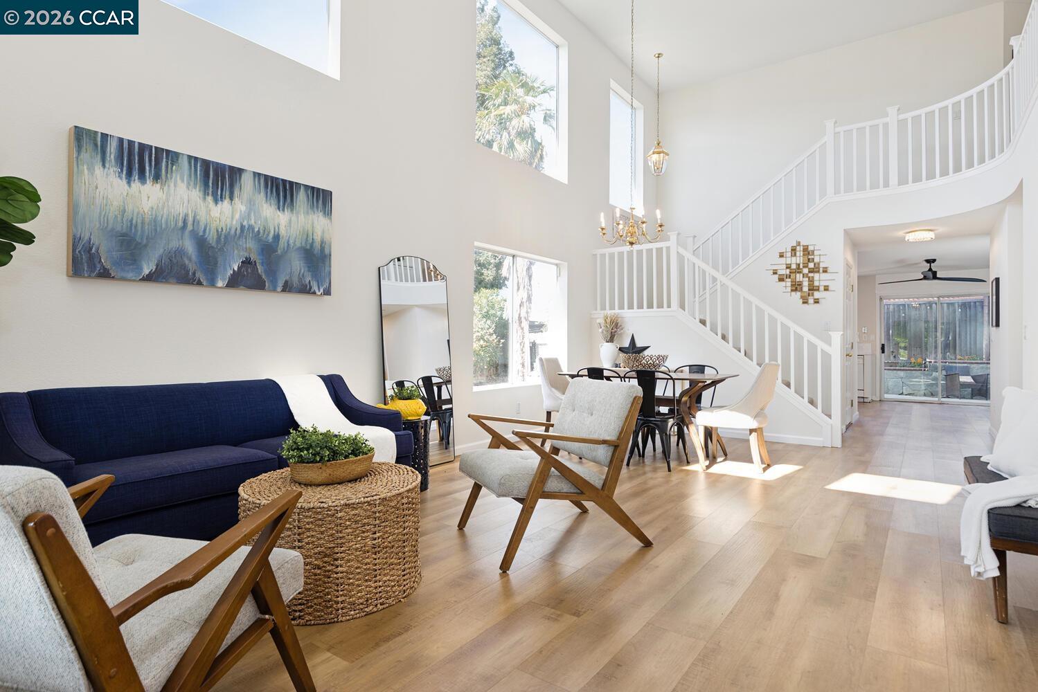 Detail Gallery Image 5 of 35 For 592 Ross Circle, Martinez,  CA 94553 - 5 Beds | 3 Baths