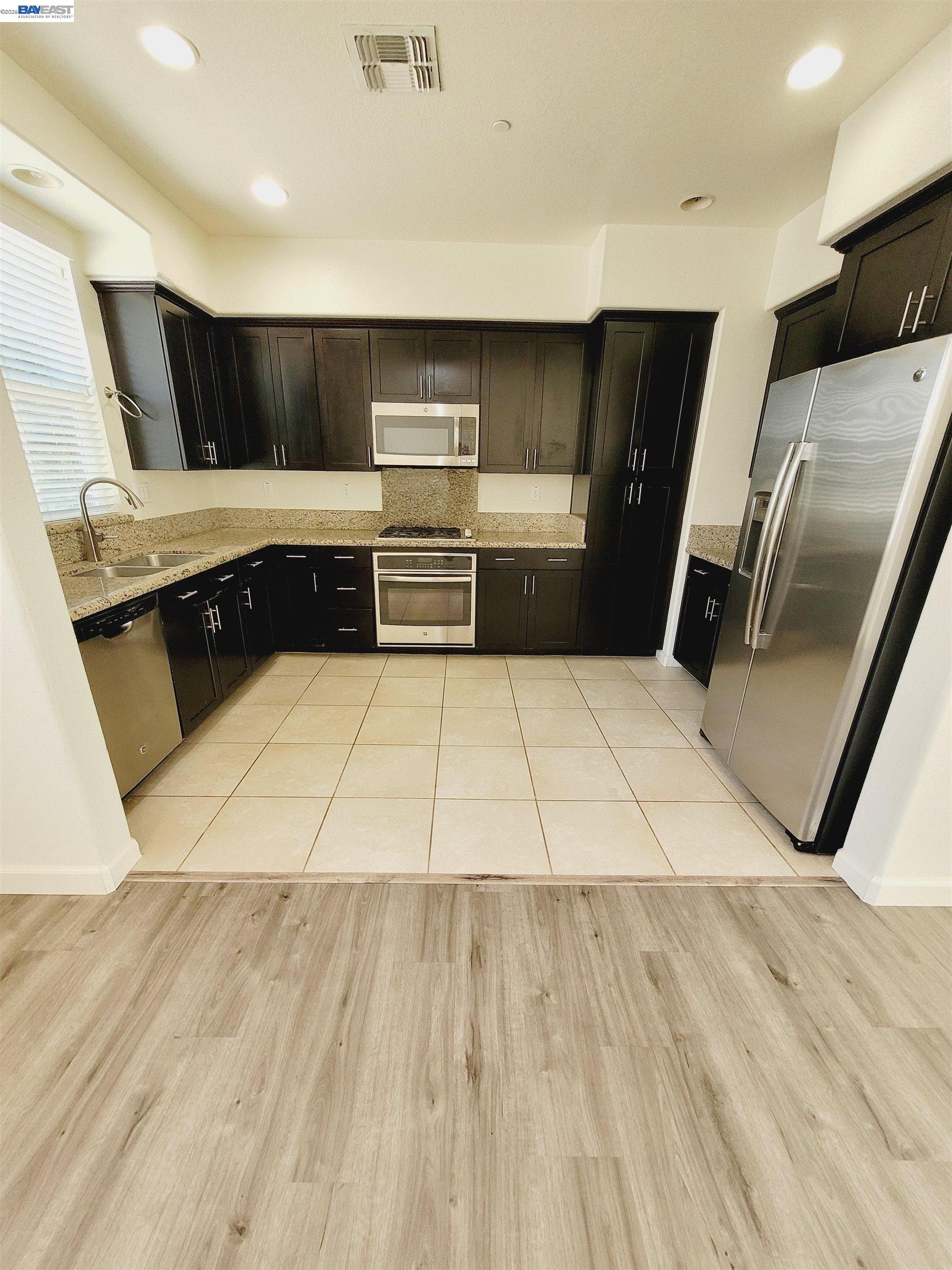 Detail Gallery Image 8 of 31 For 2100 Carrara St, Brentwood,  CA 94513 - 4 Beds | 2/1 Baths