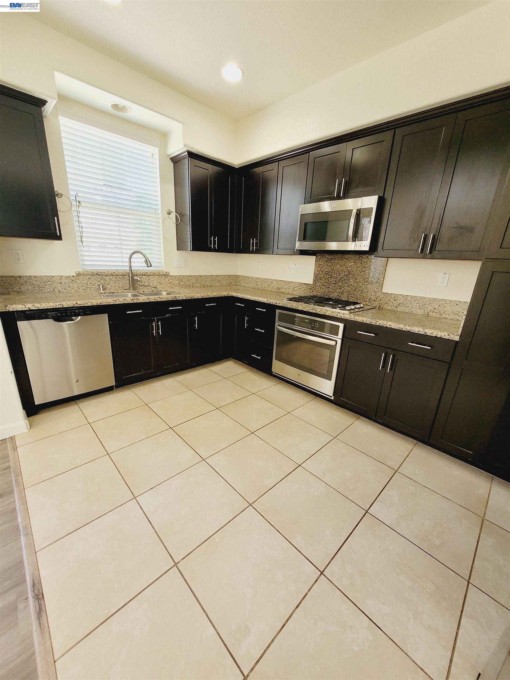 Detail Gallery Image 9 of 31 For 2100 Carrara St, Brentwood,  CA 94513 - 4 Beds | 2/1 Baths