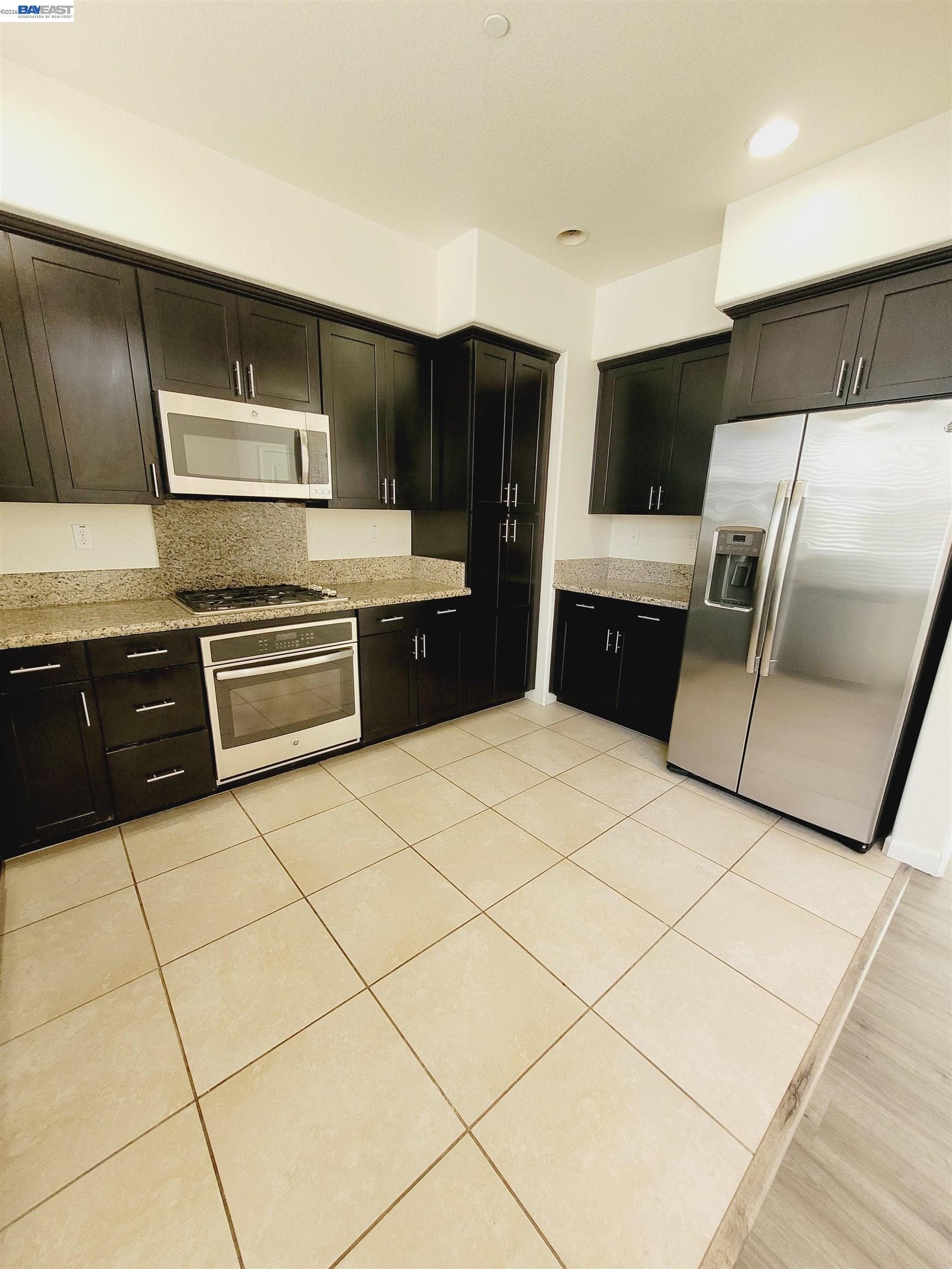 Detail Gallery Image 10 of 31 For 2100 Carrara St, Brentwood,  CA 94513 - 4 Beds | 2/1 Baths