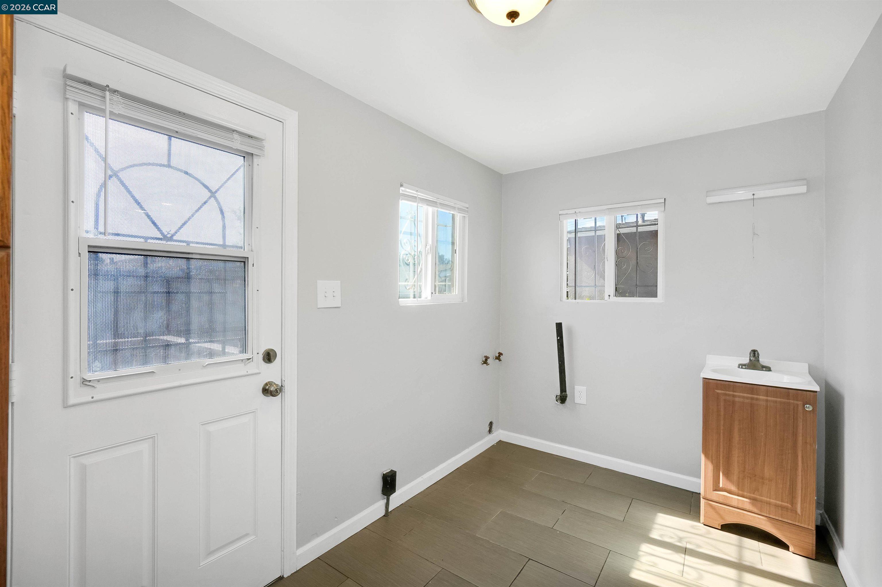 Detail Gallery Image 11 of 43 For 1118 75th Ave, Oakland,  CA 94621 - 2 Beds | 1 Baths