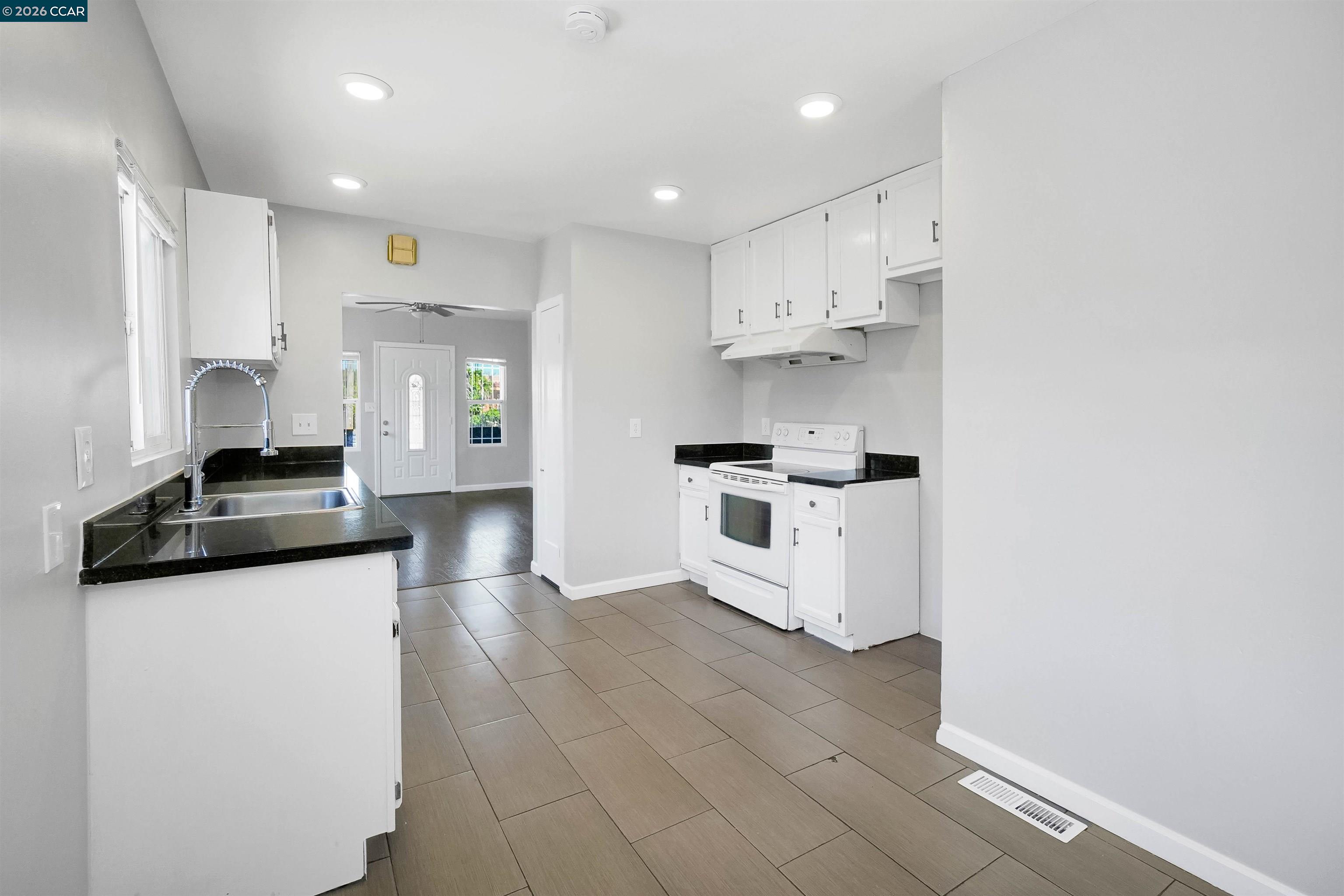 Detail Gallery Image 4 of 43 For 1118 75th Ave, Oakland,  CA 94621 - 2 Beds | 1 Baths