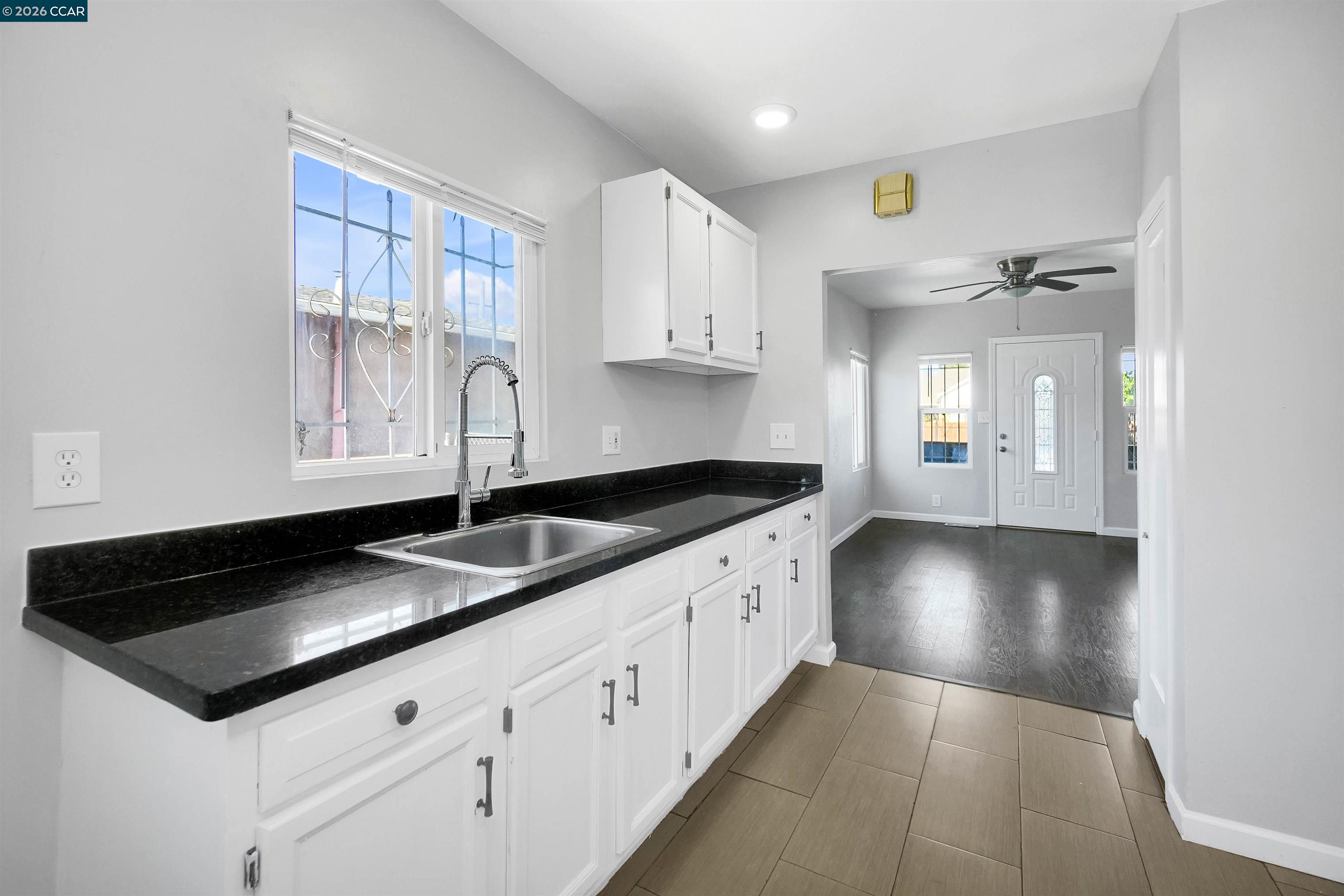 Detail Gallery Image 5 of 43 For 1118 75th Ave, Oakland,  CA 94621 - 2 Beds | 1 Baths