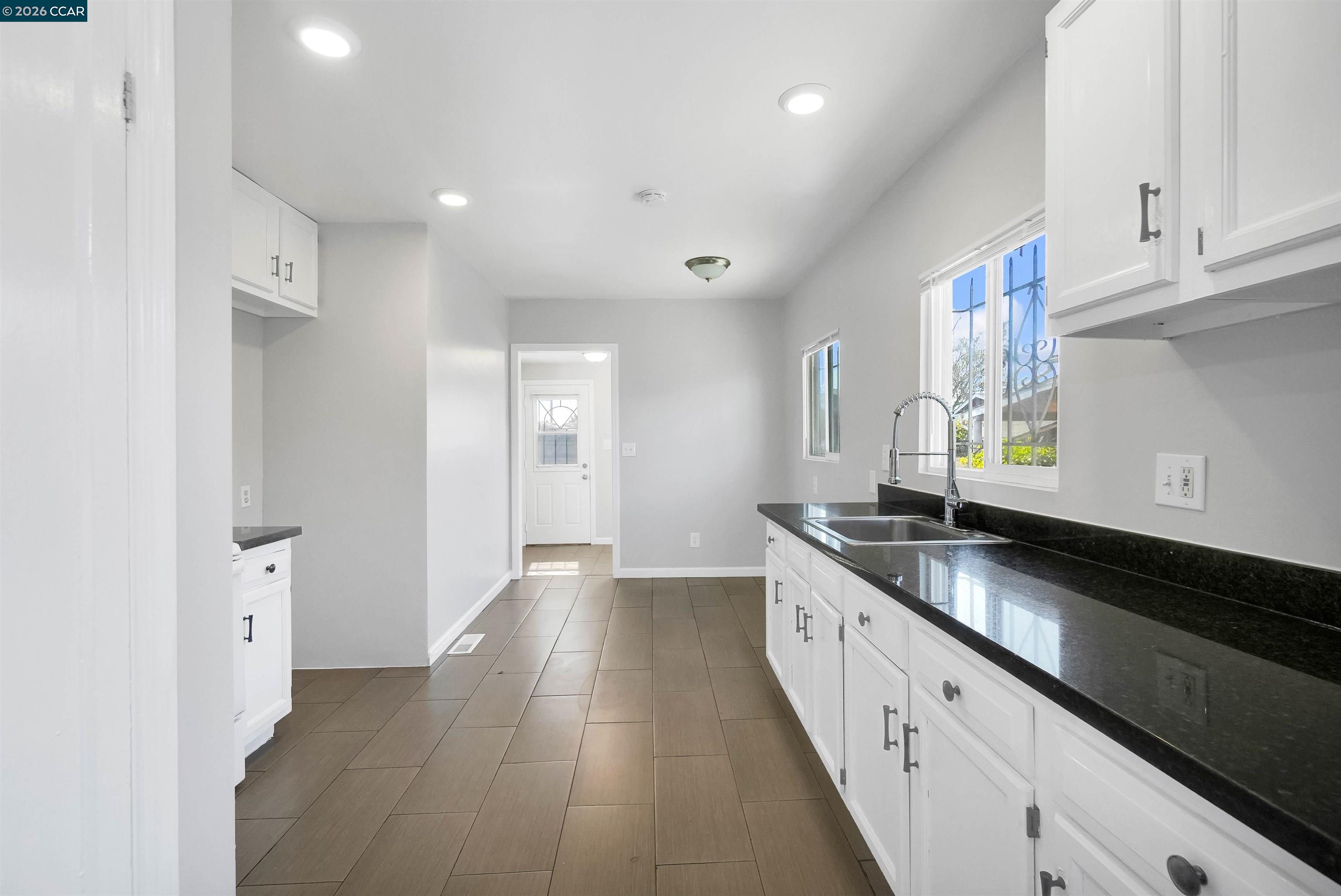 Detail Gallery Image 7 of 43 For 1118 75th Ave, Oakland,  CA 94621 - 2 Beds | 1 Baths