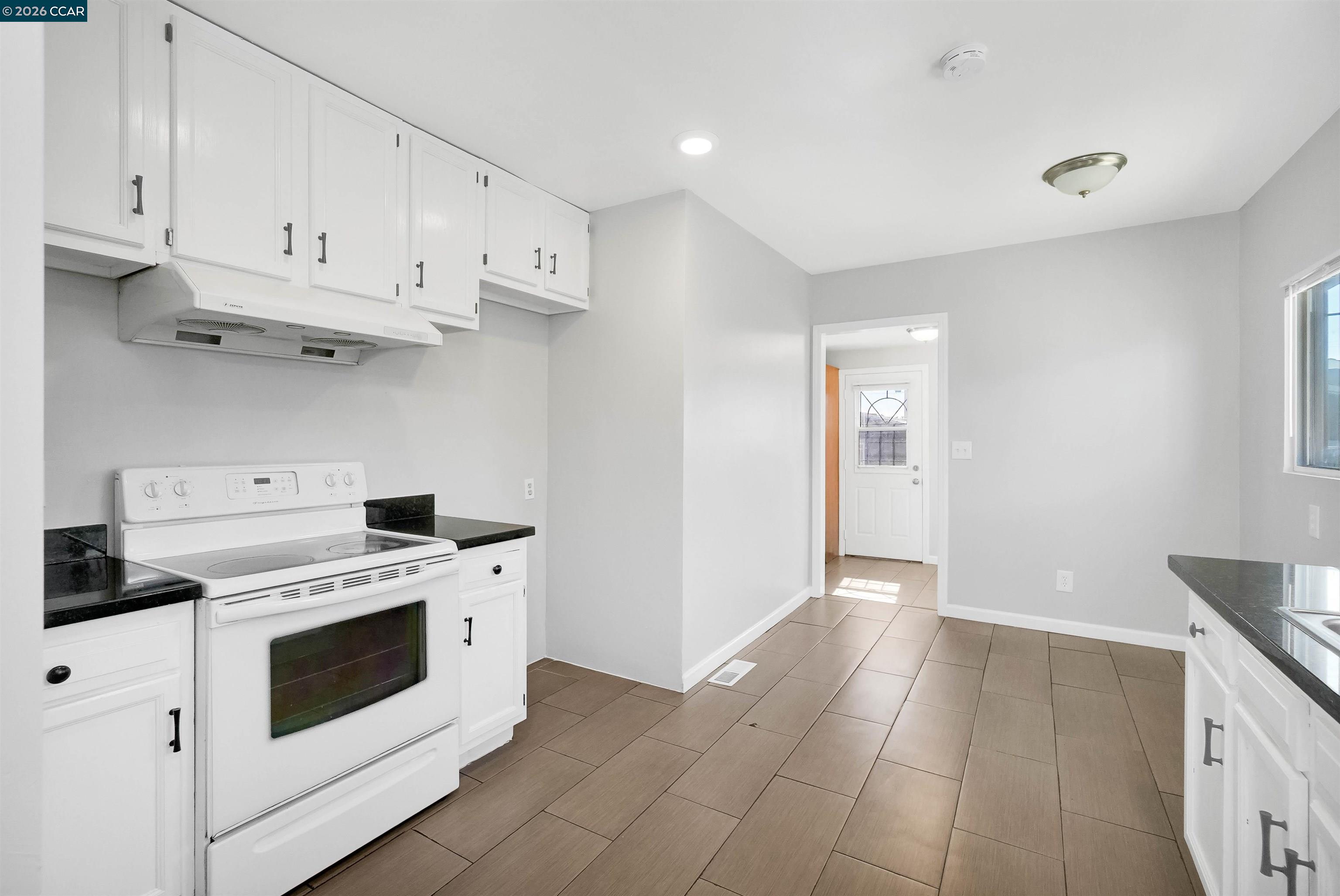 Detail Gallery Image 8 of 43 For 1118 75th Ave, Oakland,  CA 94621 - 2 Beds | 1 Baths