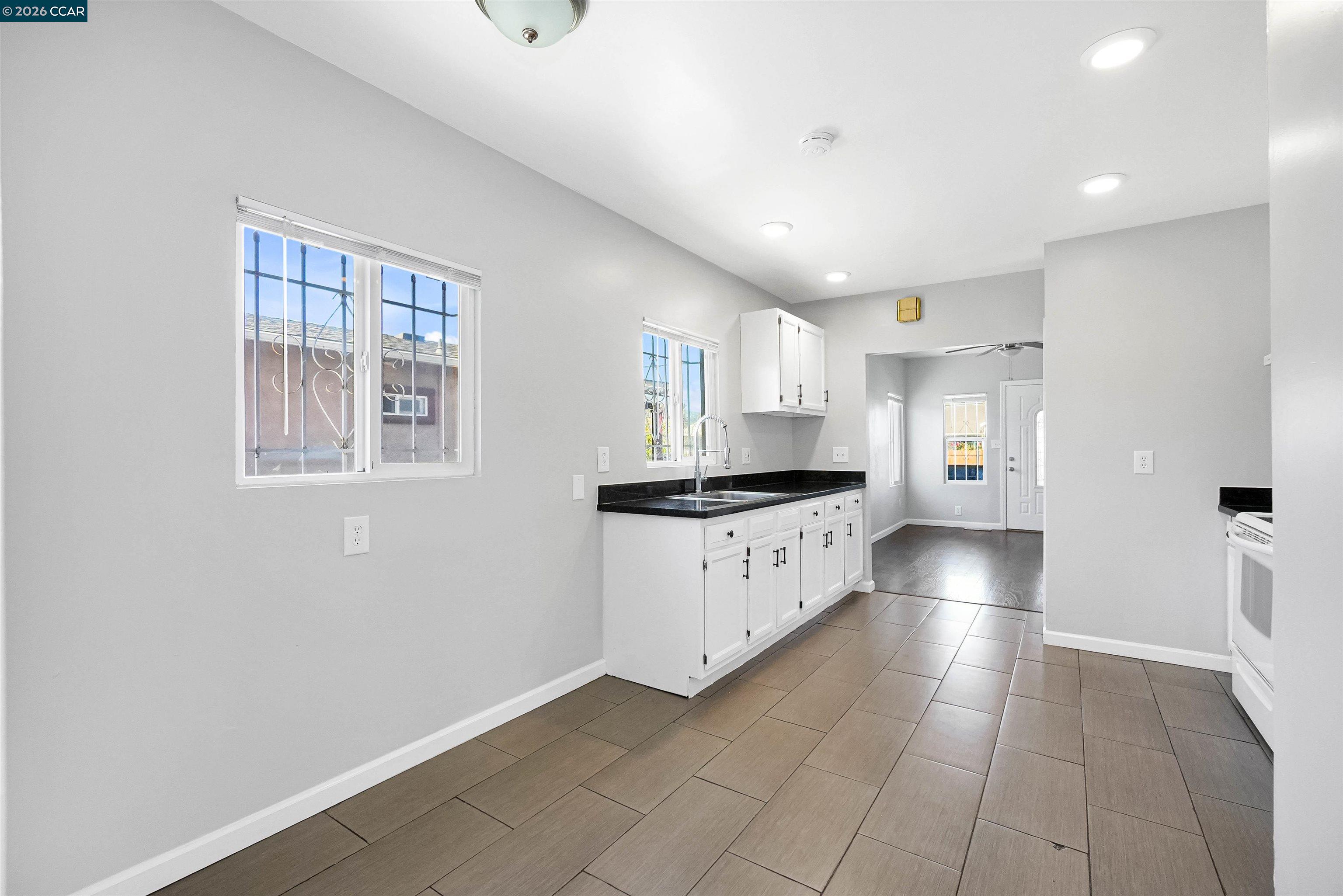 Detail Gallery Image 9 of 43 For 1118 75th Ave, Oakland,  CA 94621 - 2 Beds | 1 Baths