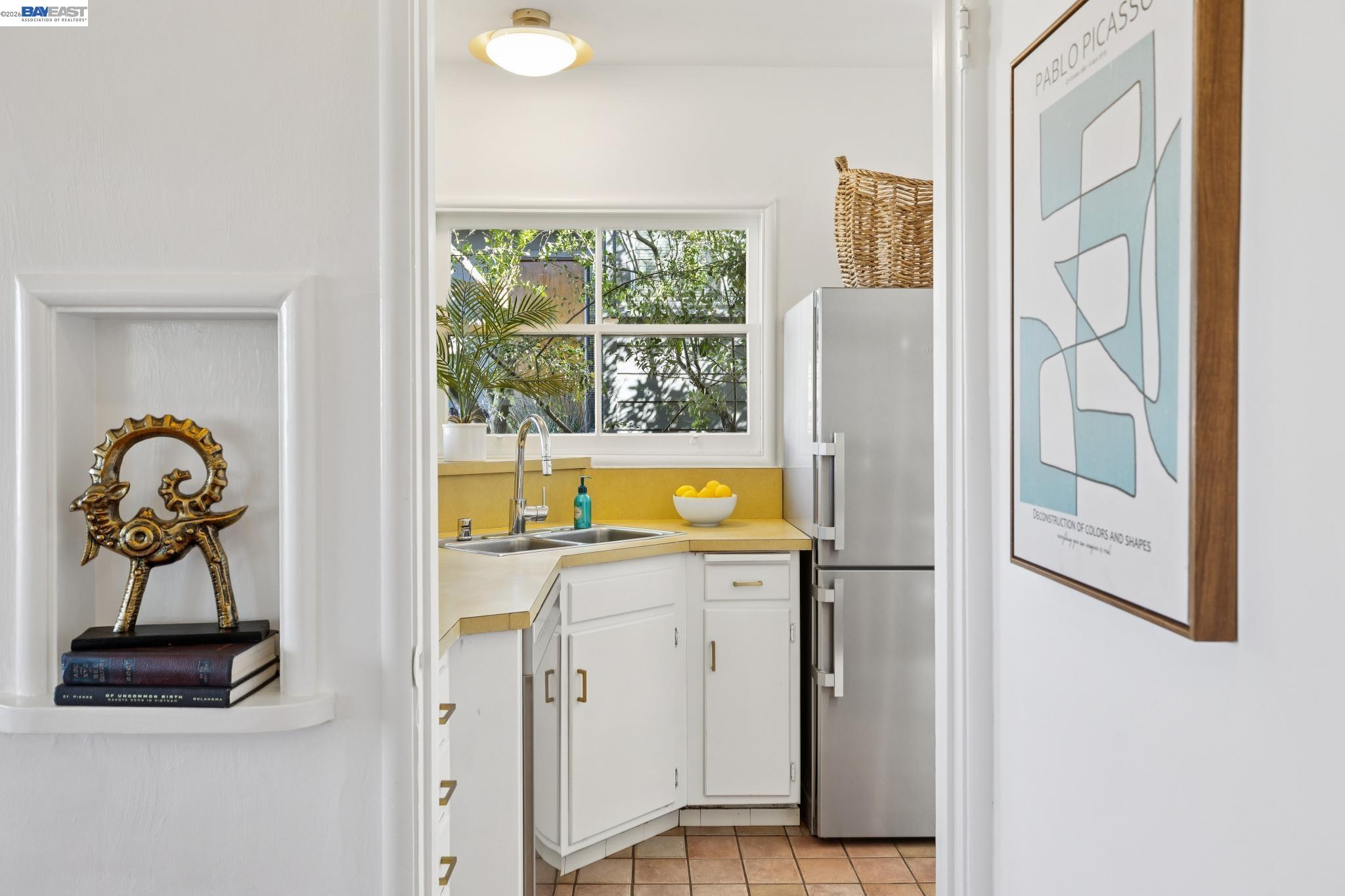 Detail Gallery Image 14 of 42 For 777 Cragmont Avenue, Berkeley,  CA 94708 - 2 Beds | 2/1 Baths