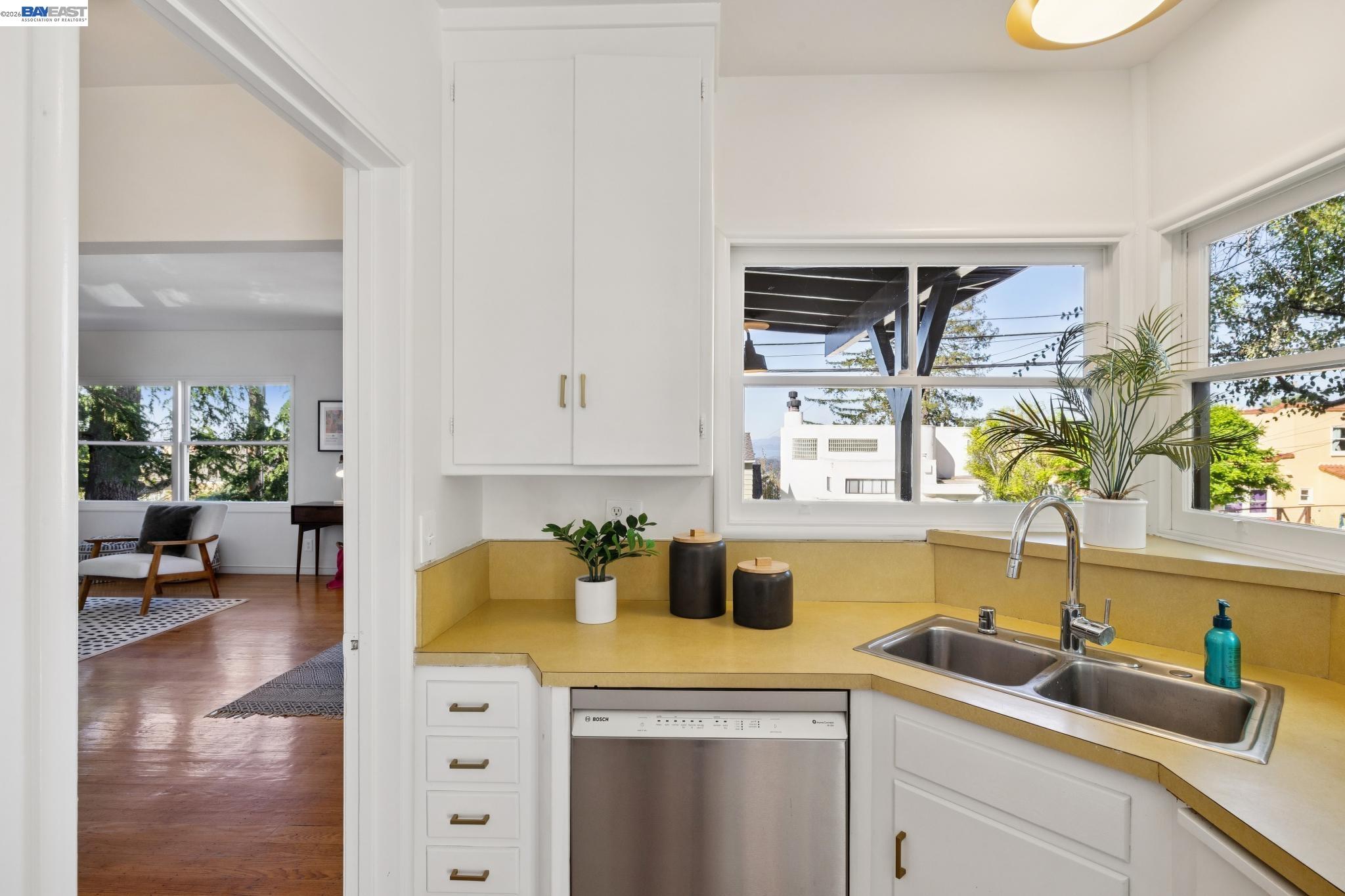 Detail Gallery Image 15 of 42 For 777 Cragmont Avenue, Berkeley,  CA 94708 - 2 Beds | 2/1 Baths