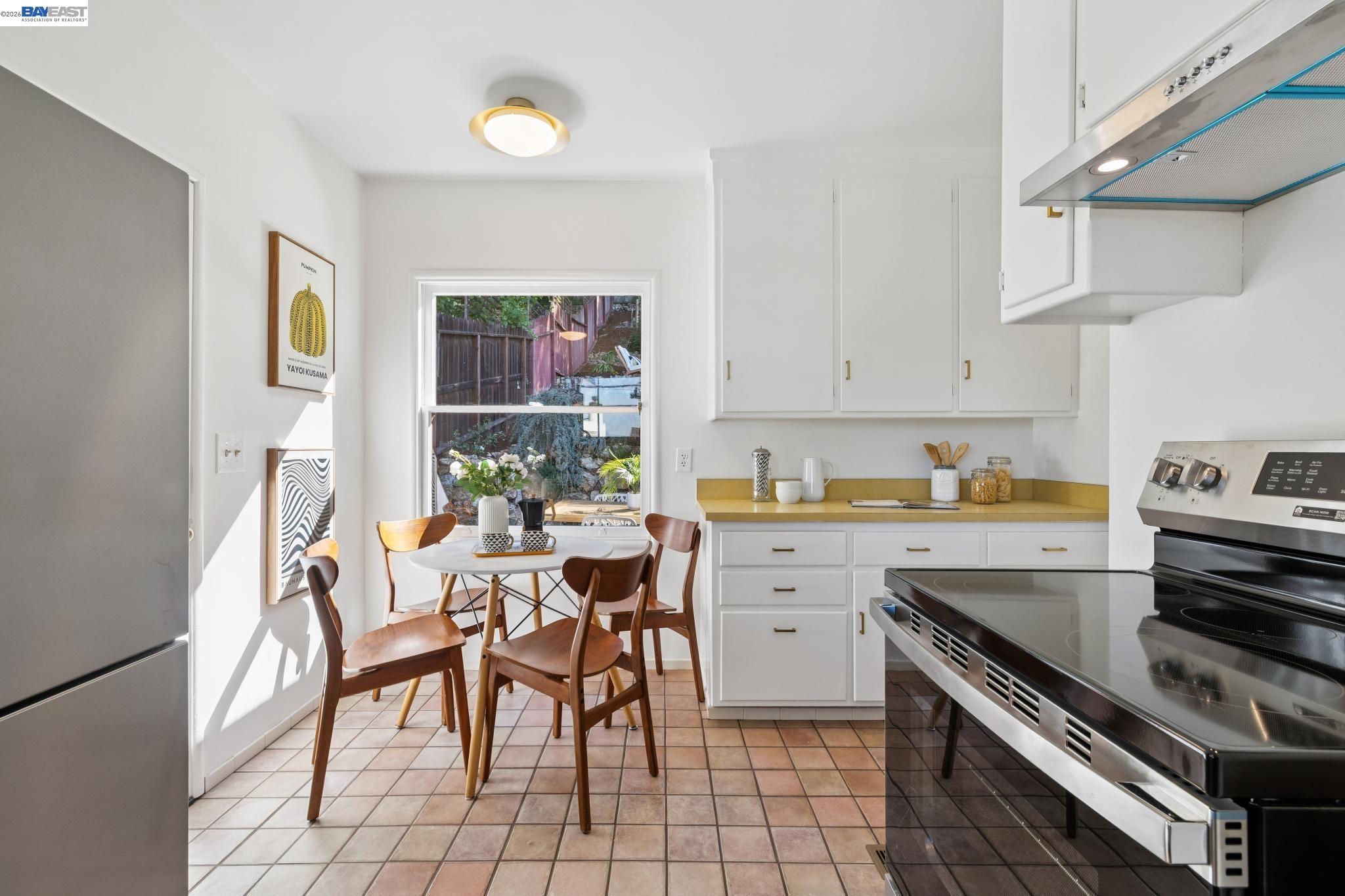 Detail Gallery Image 16 of 42 For 777 Cragmont Avenue, Berkeley,  CA 94708 - 2 Beds | 2/1 Baths