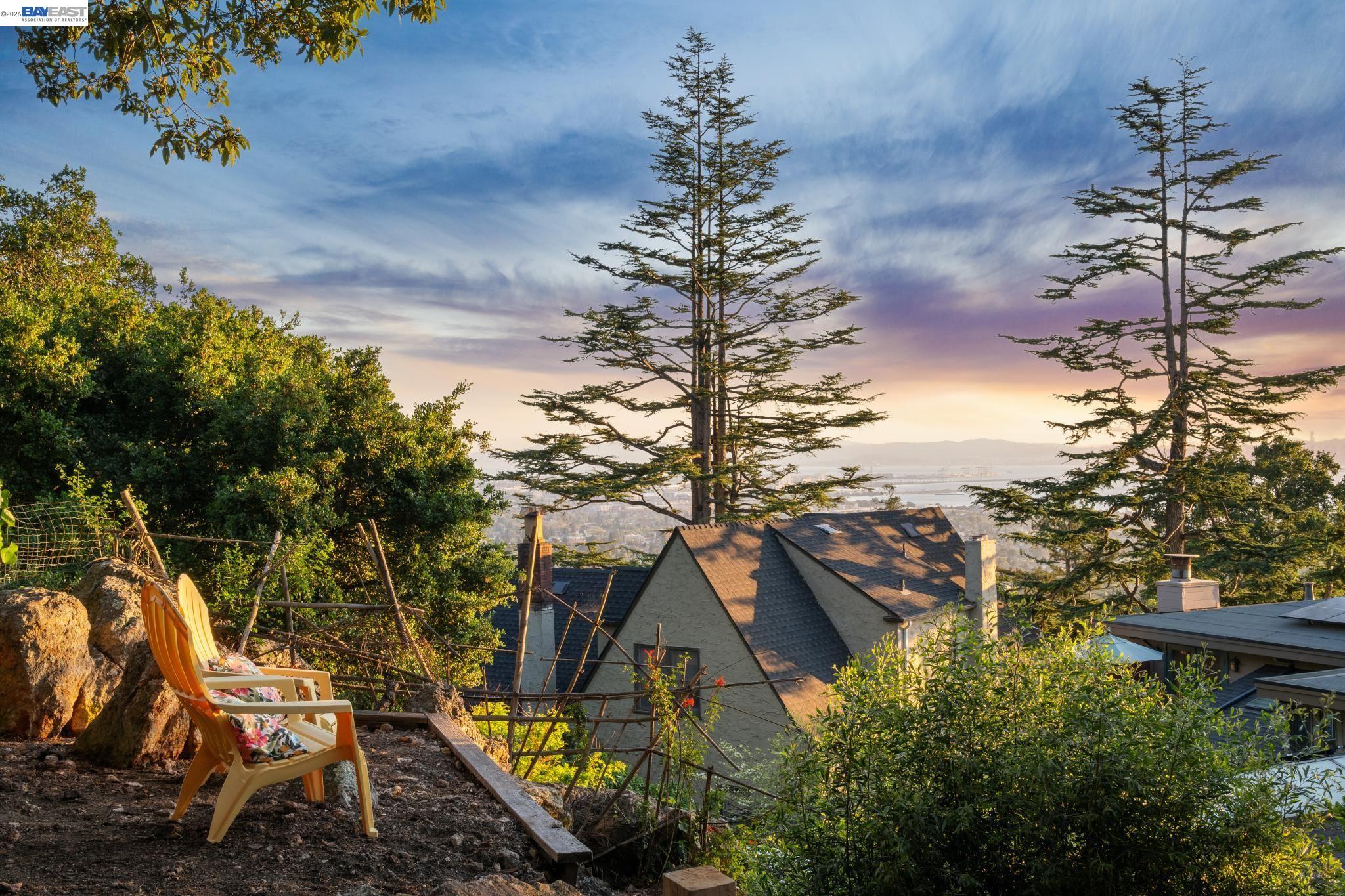 Detail Gallery Image 3 of 42 For 777 Cragmont Avenue, Berkeley,  CA 94708 - 2 Beds | 2/1 Baths