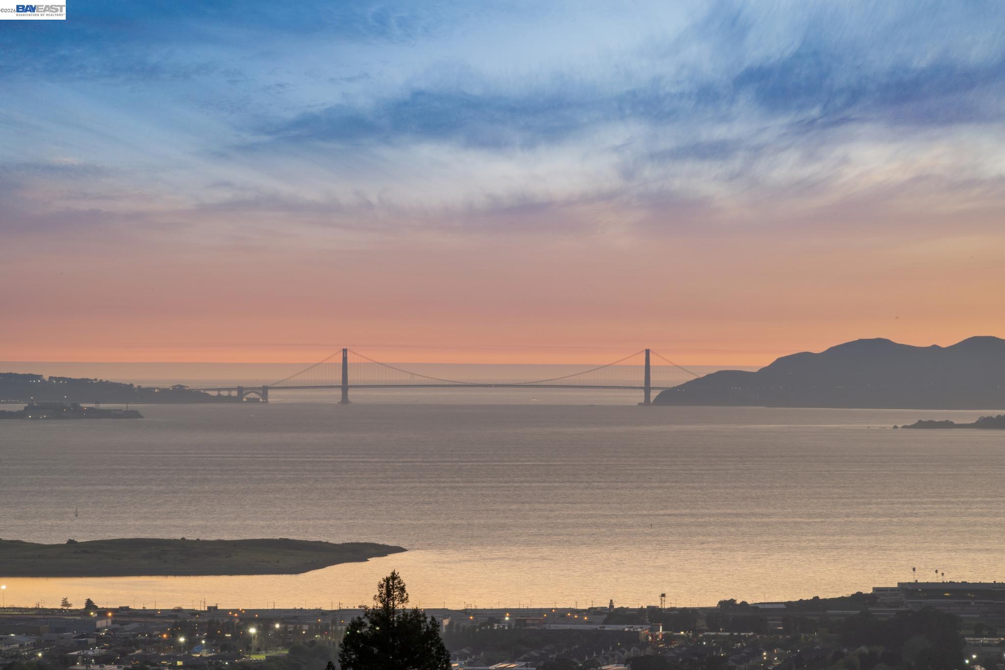 Detail Gallery Image 4 of 42 For 777 Cragmont Avenue, Berkeley,  CA 94708 - 2 Beds | 2/1 Baths