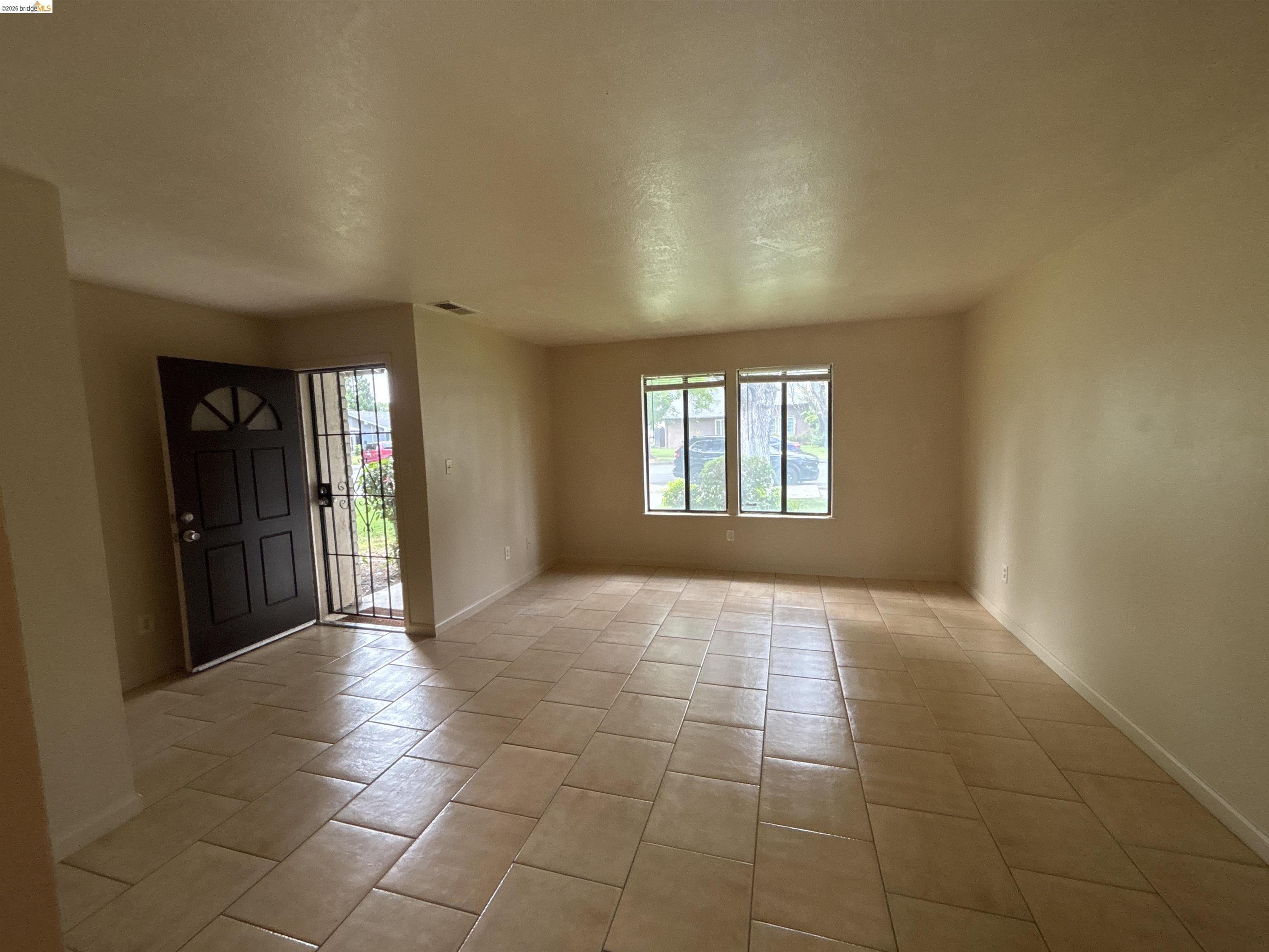 Detail Gallery Image 3 of 18 For 6937 Sumter Quay Circle, Stockton,  CA 95219-9999 - 3 Beds | 2 Baths