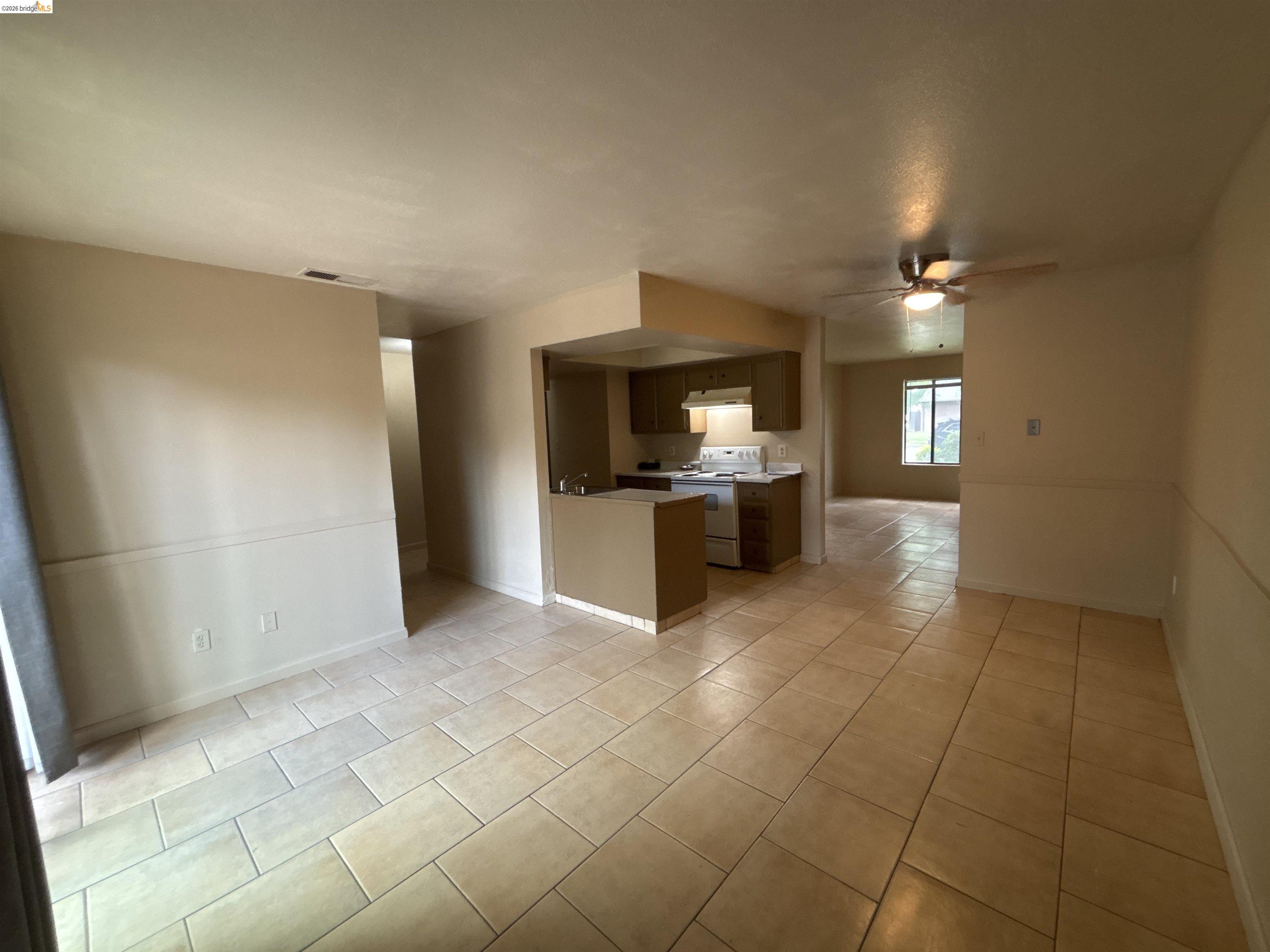 Detail Gallery Image 4 of 18 For 6937 Sumter Quay Circle, Stockton,  CA 95219-9999 - 3 Beds | 2 Baths