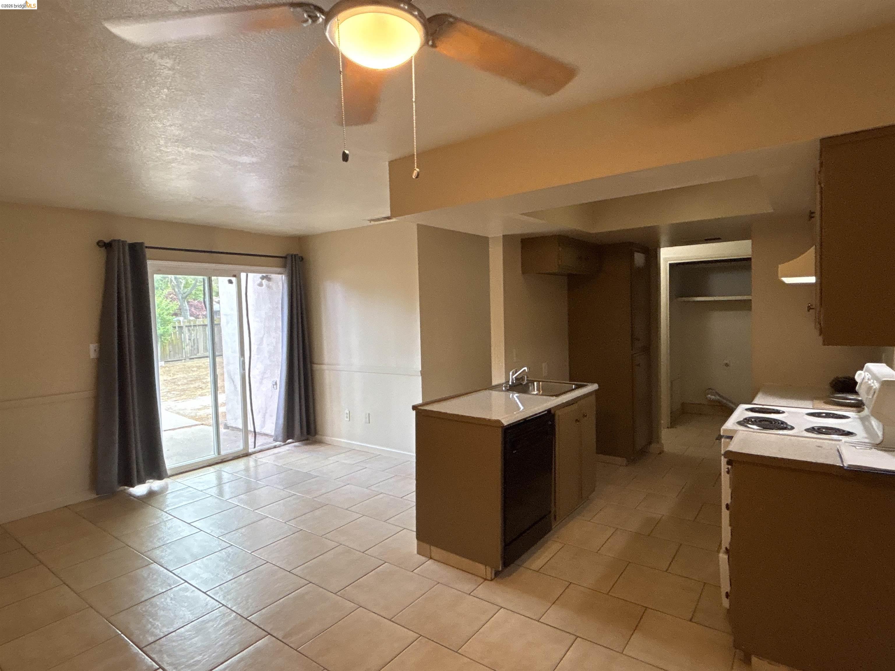 Detail Gallery Image 5 of 18 For 6937 Sumter Quay Circle, Stockton,  CA 95219-9999 - 3 Beds | 2 Baths