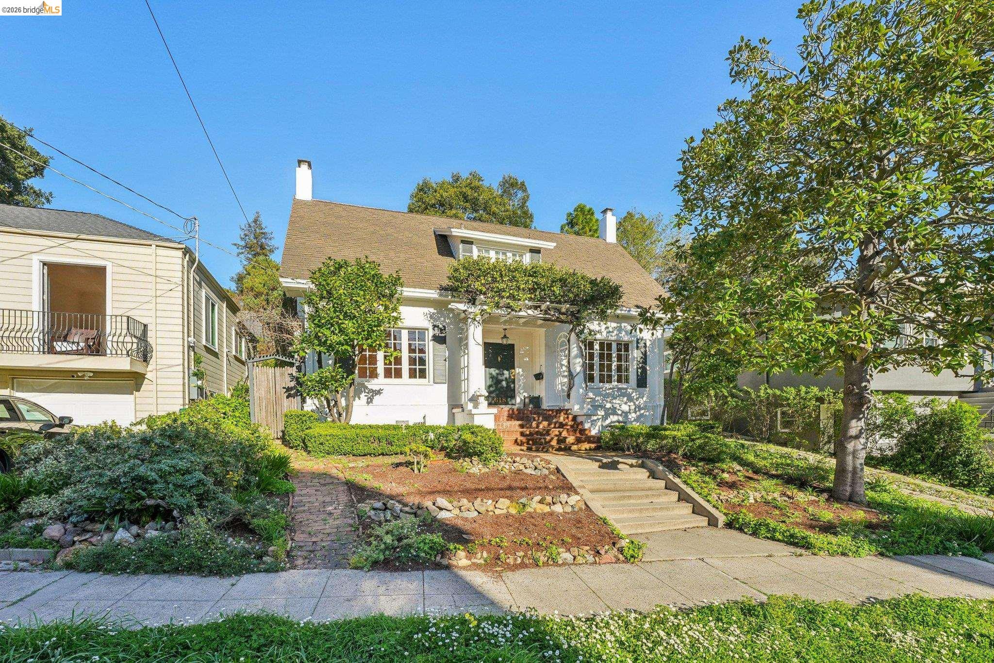 Detail Gallery Image 2 of 49 For 618 Boulevard Way, Piedmont,  CA 94610 - 4 Beds | 1 Baths