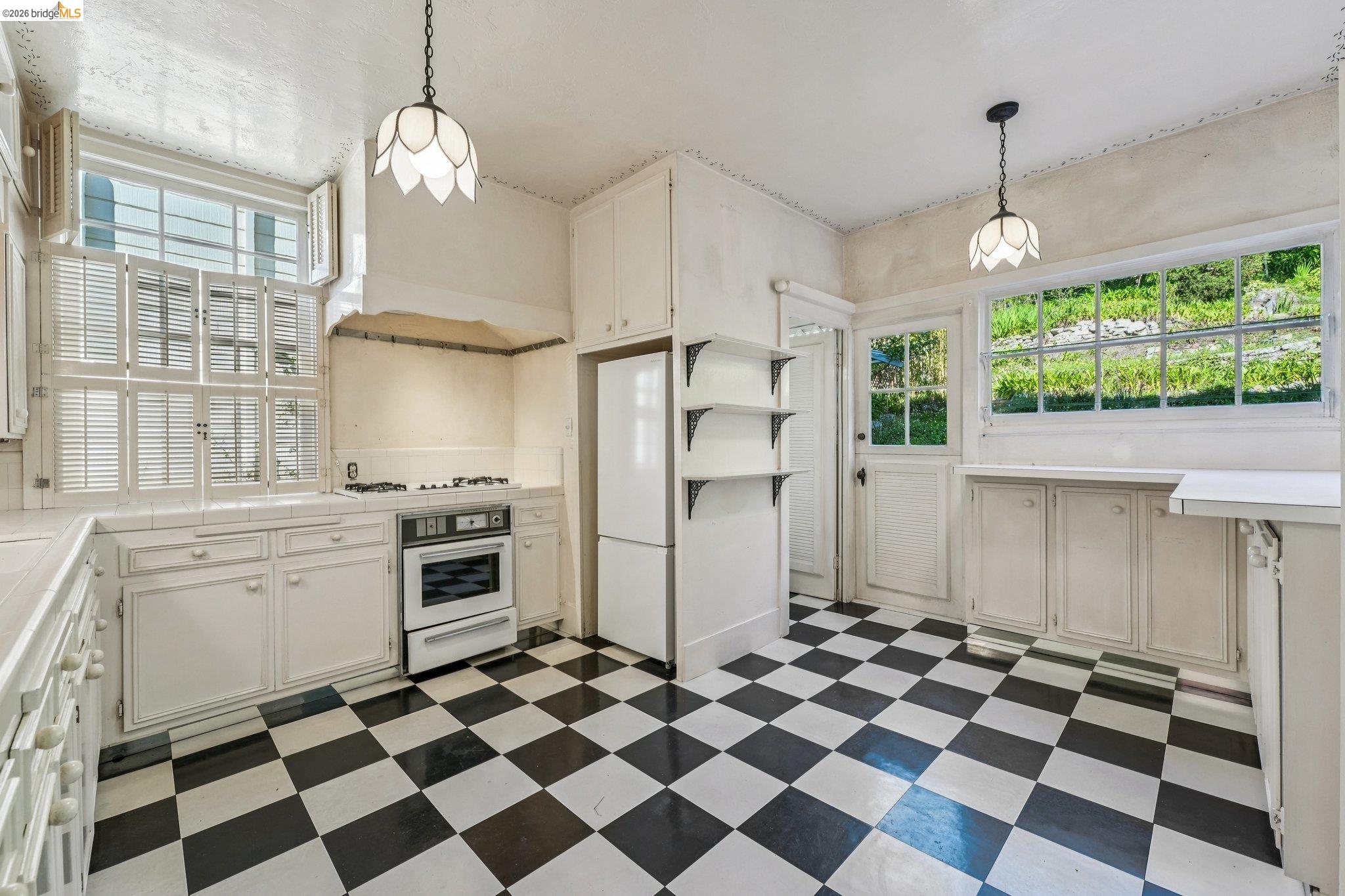 Detail Gallery Image 15 of 49 For 618 Boulevard Way, Piedmont,  CA 94610 - 4 Beds | 1 Baths