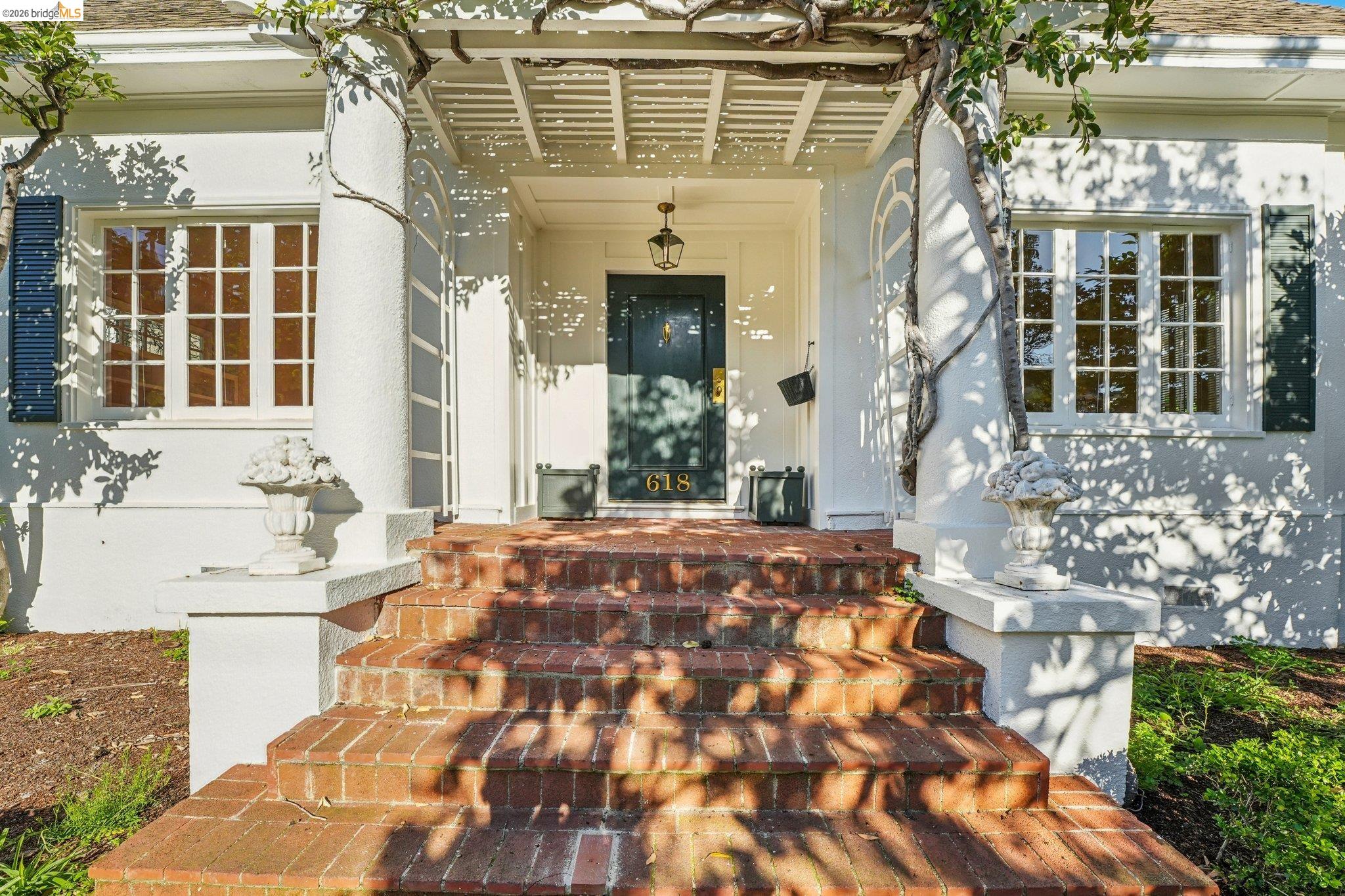 Detail Gallery Image 4 of 49 For 618 Boulevard Way, Piedmont,  CA 94610 - 4 Beds | 1 Baths