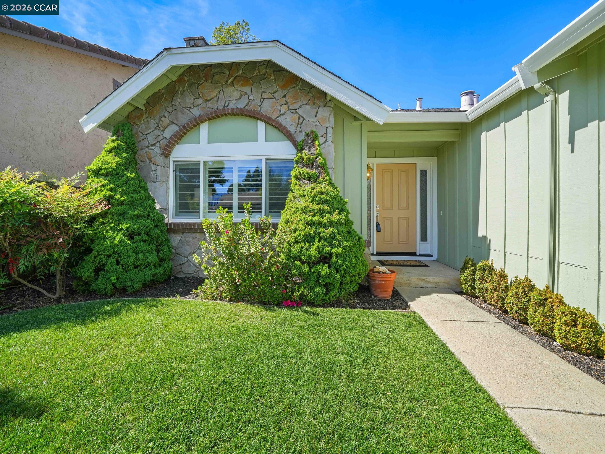 Detail Gallery Image 3 of 35 For 5021 Murchio Dr, Concord,  CA 94521 - 3 Beds | 2 Baths