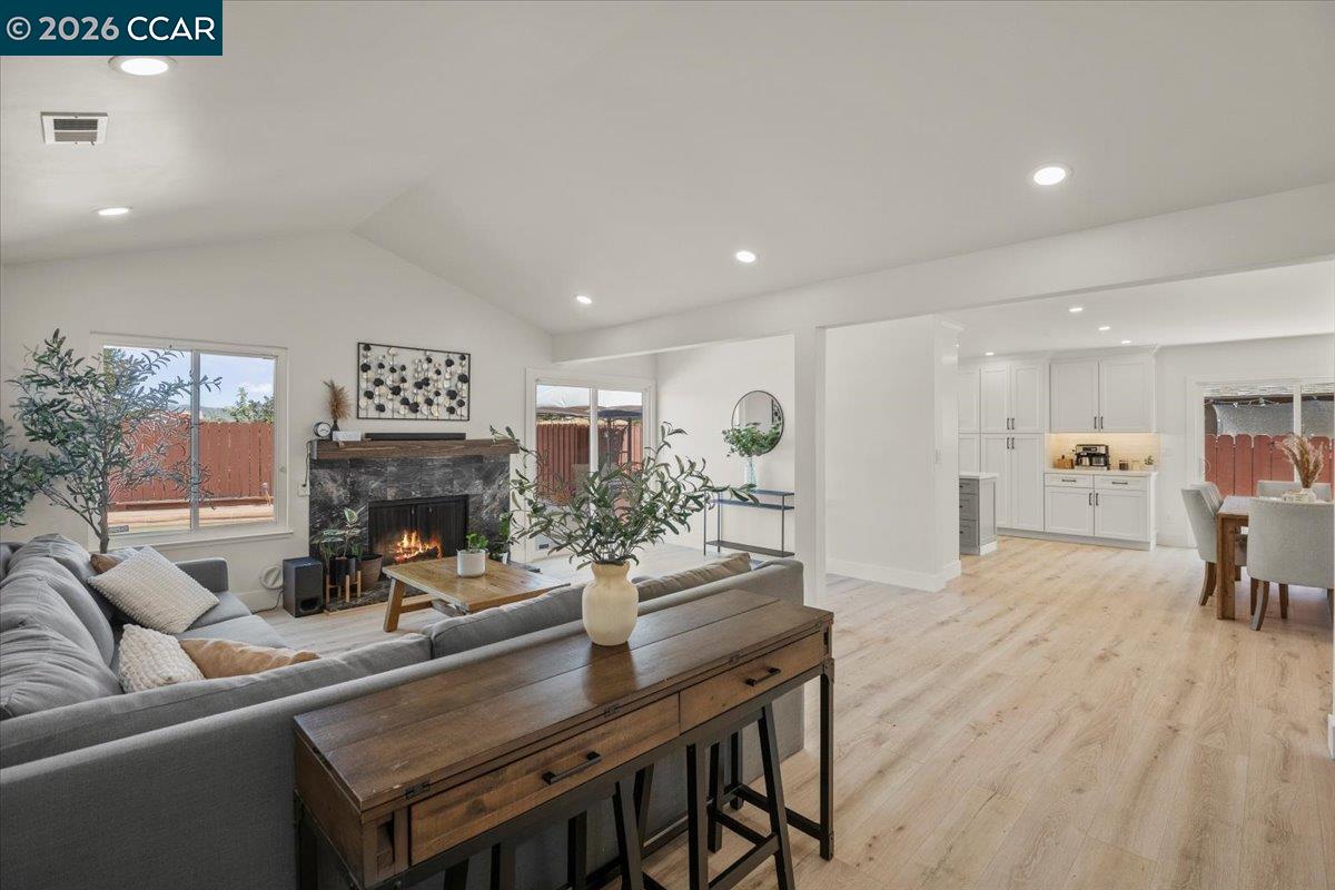 Detail Gallery Image 2 of 22 For 118 Cottonwood Ct, Hercules,  CA 94547 - 3 Beds | 2 Baths