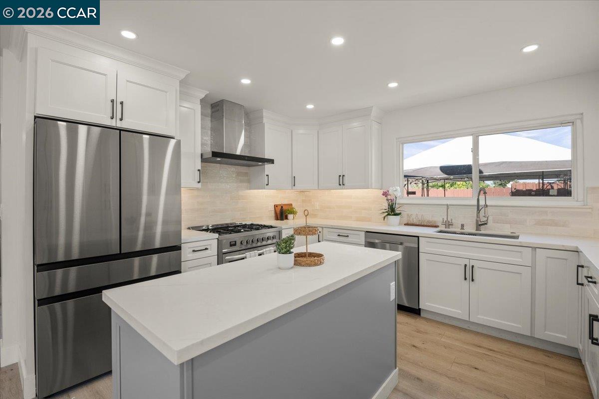 Detail Gallery Image 12 of 22 For 118 Cottonwood Ct, Hercules,  CA 94547 - 3 Beds | 2 Baths