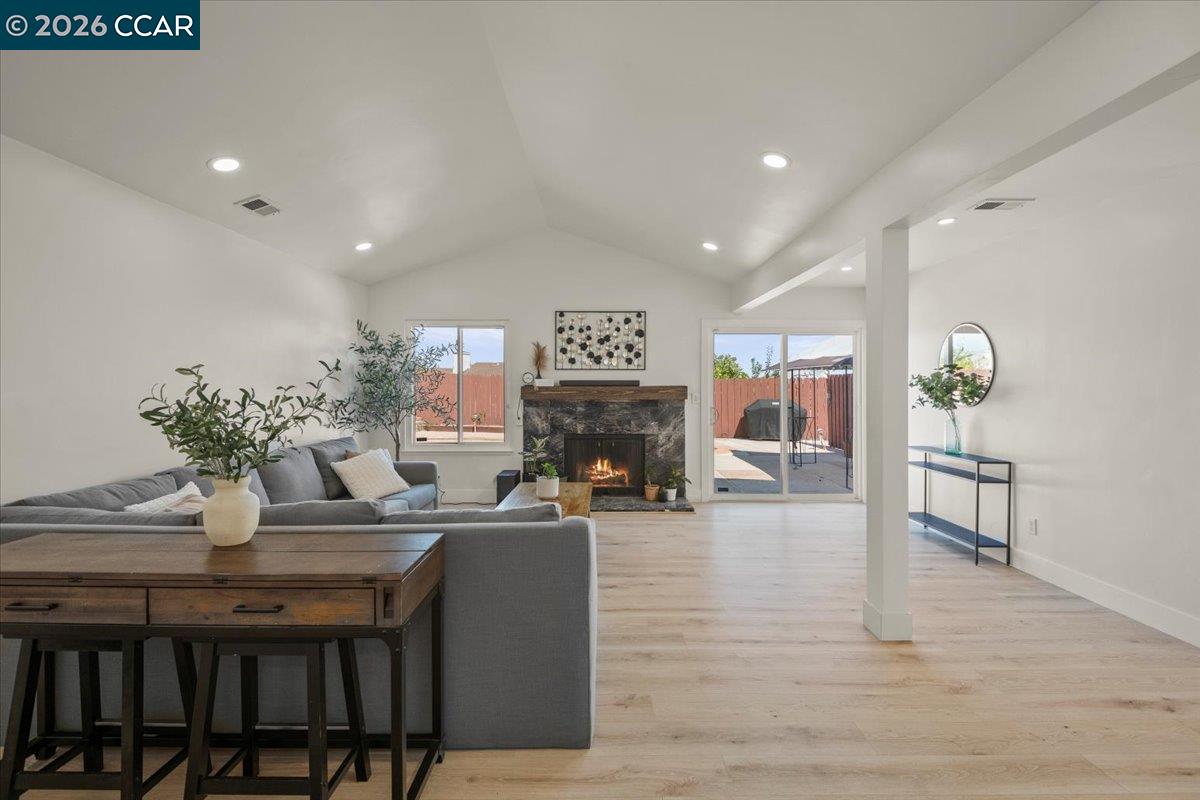 Detail Gallery Image 3 of 22 For 118 Cottonwood Ct, Hercules,  CA 94547 - 3 Beds | 2 Baths