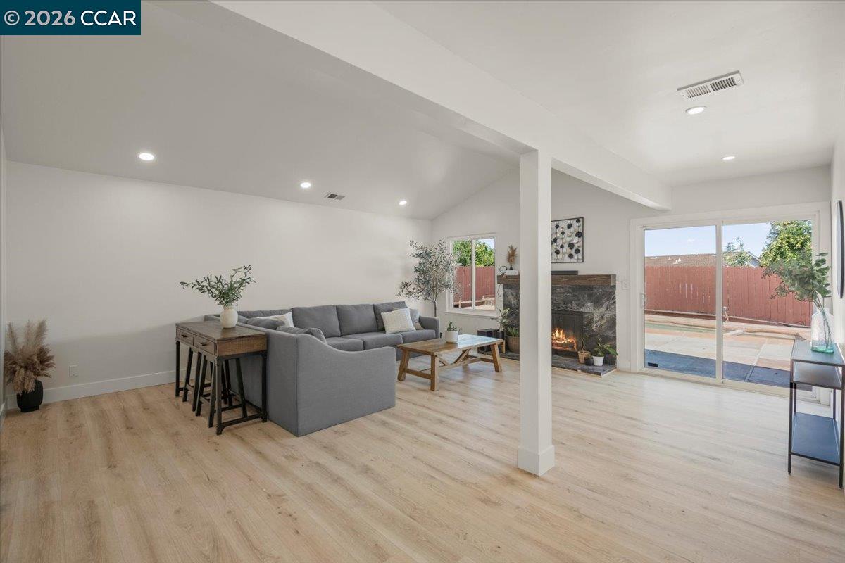 Detail Gallery Image 4 of 22 For 118 Cottonwood Ct, Hercules,  CA 94547 - 3 Beds | 2 Baths