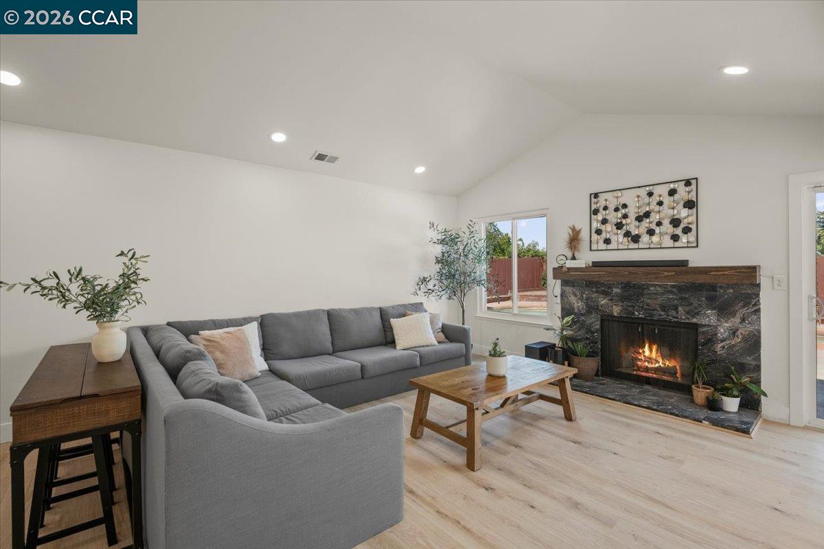 Detail Gallery Image 5 of 22 For 118 Cottonwood Ct, Hercules,  CA 94547 - 3 Beds | 2 Baths