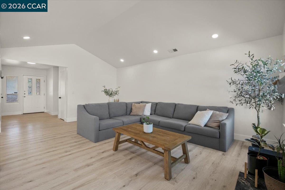 Detail Gallery Image 6 of 22 For 118 Cottonwood Ct, Hercules,  CA 94547 - 3 Beds | 2 Baths