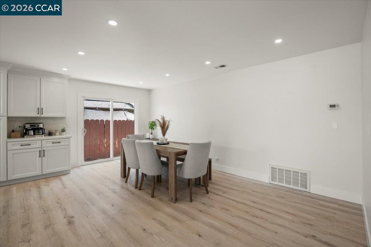 Detail Gallery Image 7 of 22 For 118 Cottonwood Ct, Hercules,  CA 94547 - 3 Beds | 2 Baths