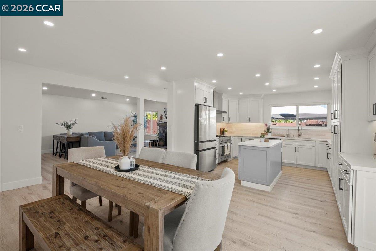 Detail Gallery Image 9 of 22 For 118 Cottonwood Ct, Hercules,  CA 94547 - 3 Beds | 2 Baths