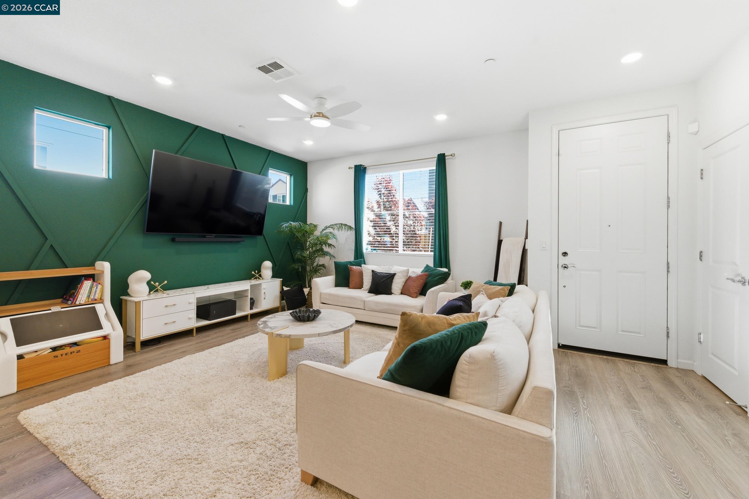 Detail Gallery Image 13 of 45 For 5 Brookdale Court, Pittsburg,  CA 94565 - 4 Beds | 2/1 Baths