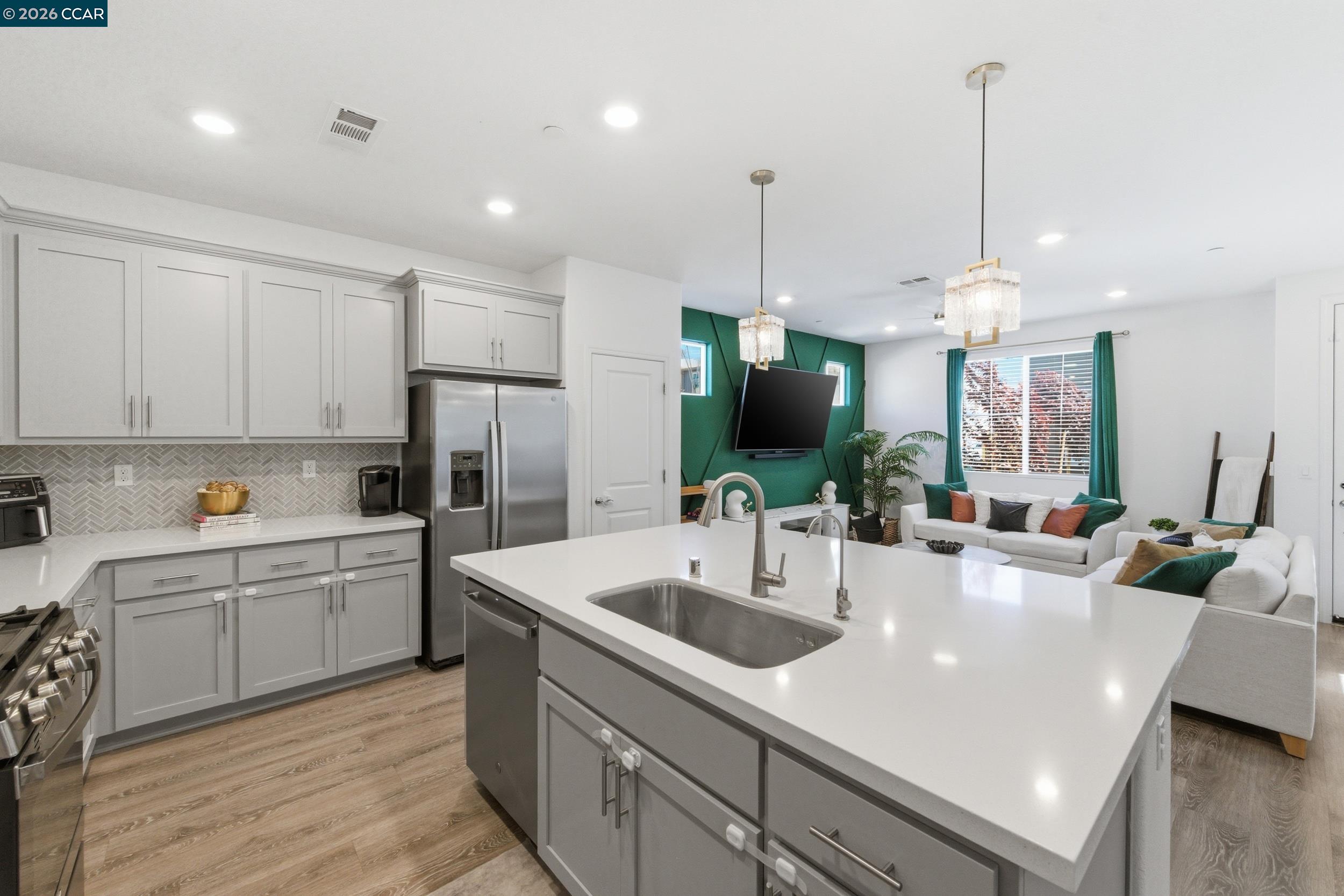 Detail Gallery Image 4 of 45 For 5 Brookdale Court, Pittsburg,  CA 94565 - 4 Beds | 2/1 Baths