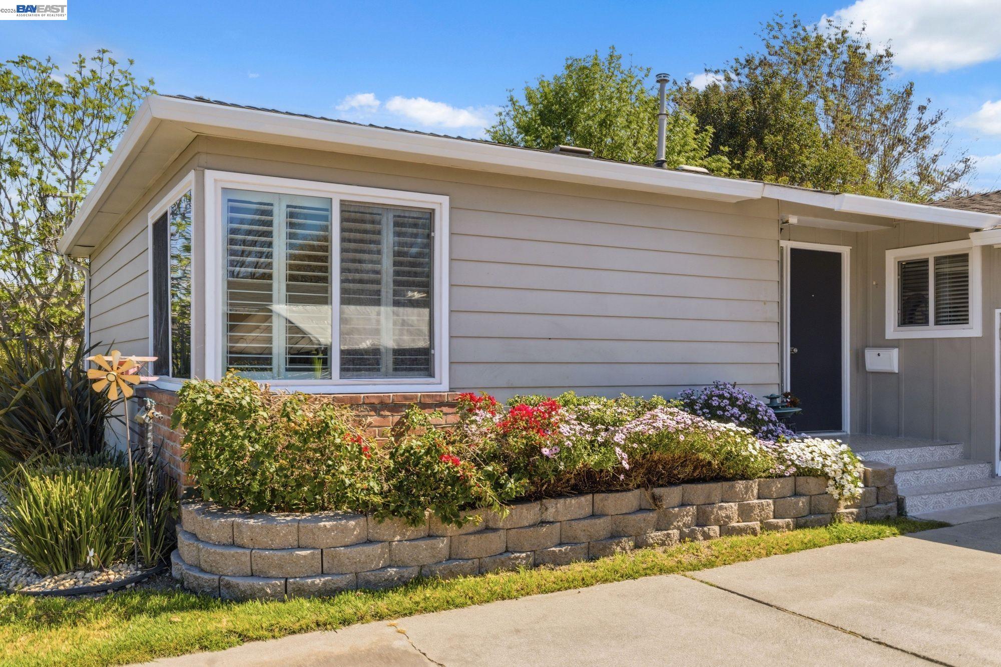 Detail Gallery Image 4 of 40 For 35442 Breton Dr, Newark,  CA 94560 - 3 Beds | 2 Baths