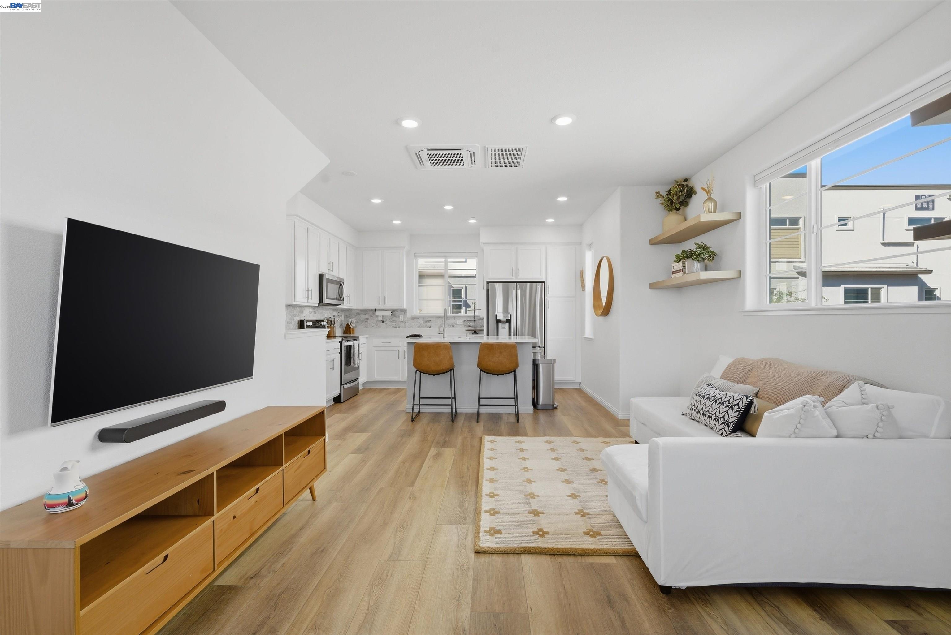 Detail Gallery Image 2 of 51 For 440 Pawnee Ln, Alameda,  CA 94501 - 2 Beds | 1/1 Baths