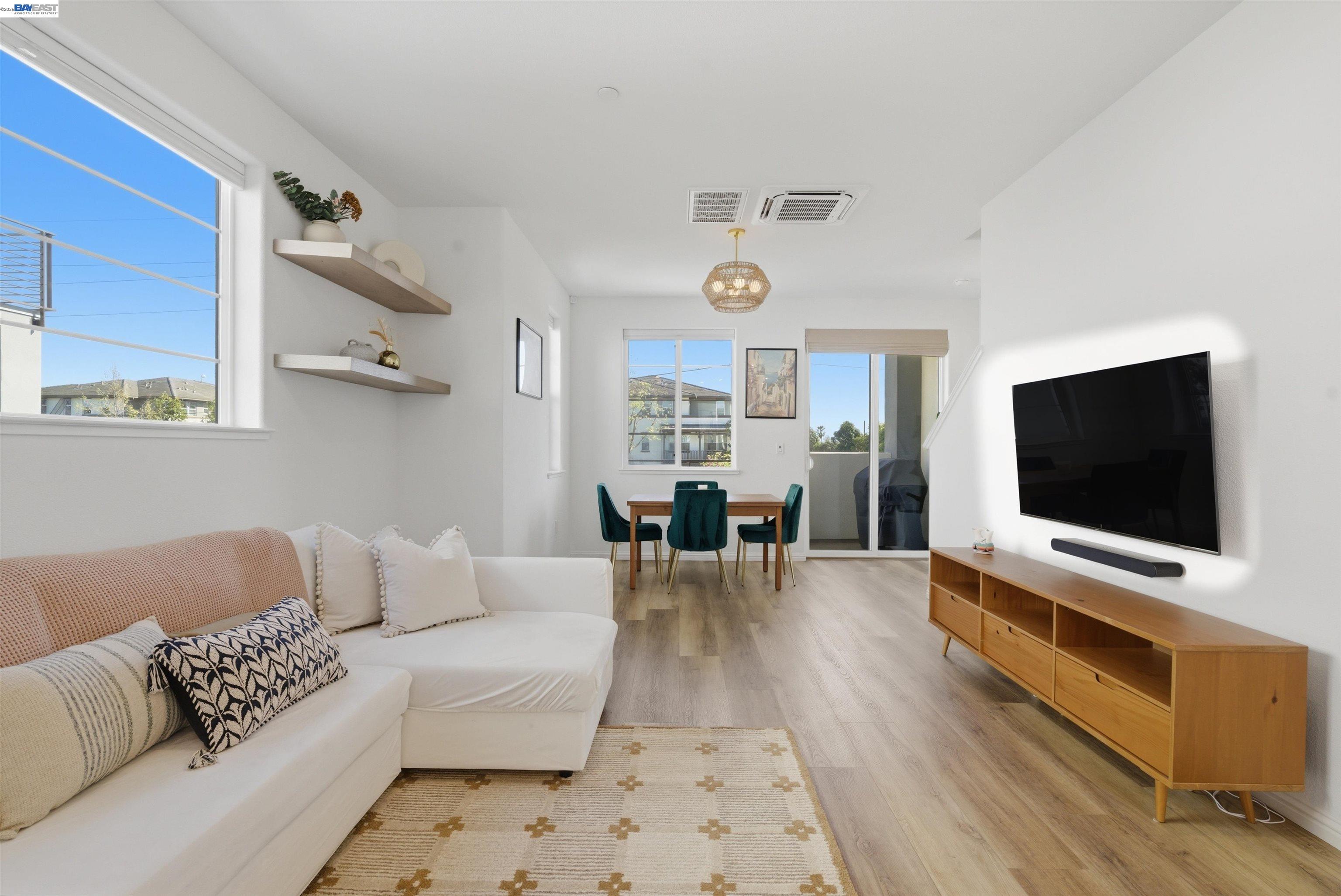 Detail Gallery Image 3 of 51 For 440 Pawnee Ln, Alameda,  CA 94501 - 2 Beds | 1/1 Baths