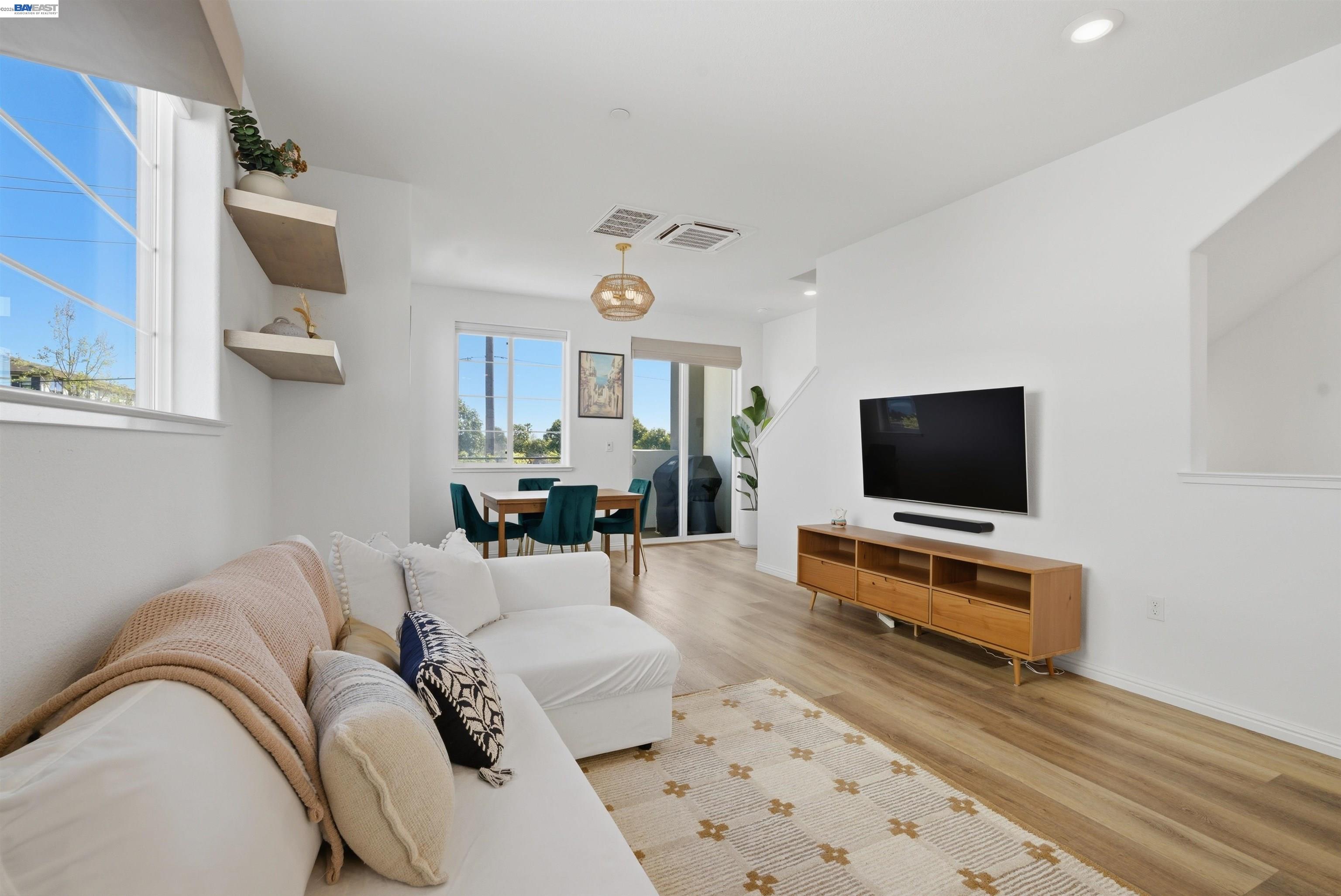 Detail Gallery Image 4 of 51 For 440 Pawnee Ln, Alameda,  CA 94501 - 2 Beds | 1/1 Baths