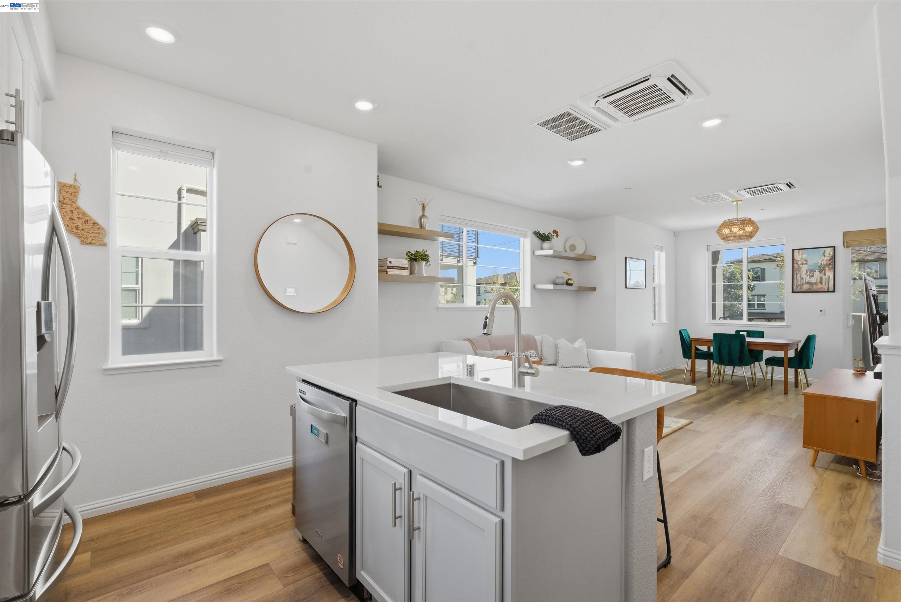 Detail Gallery Image 9 of 51 For 440 Pawnee Ln, Alameda,  CA 94501 - 2 Beds | 1/1 Baths