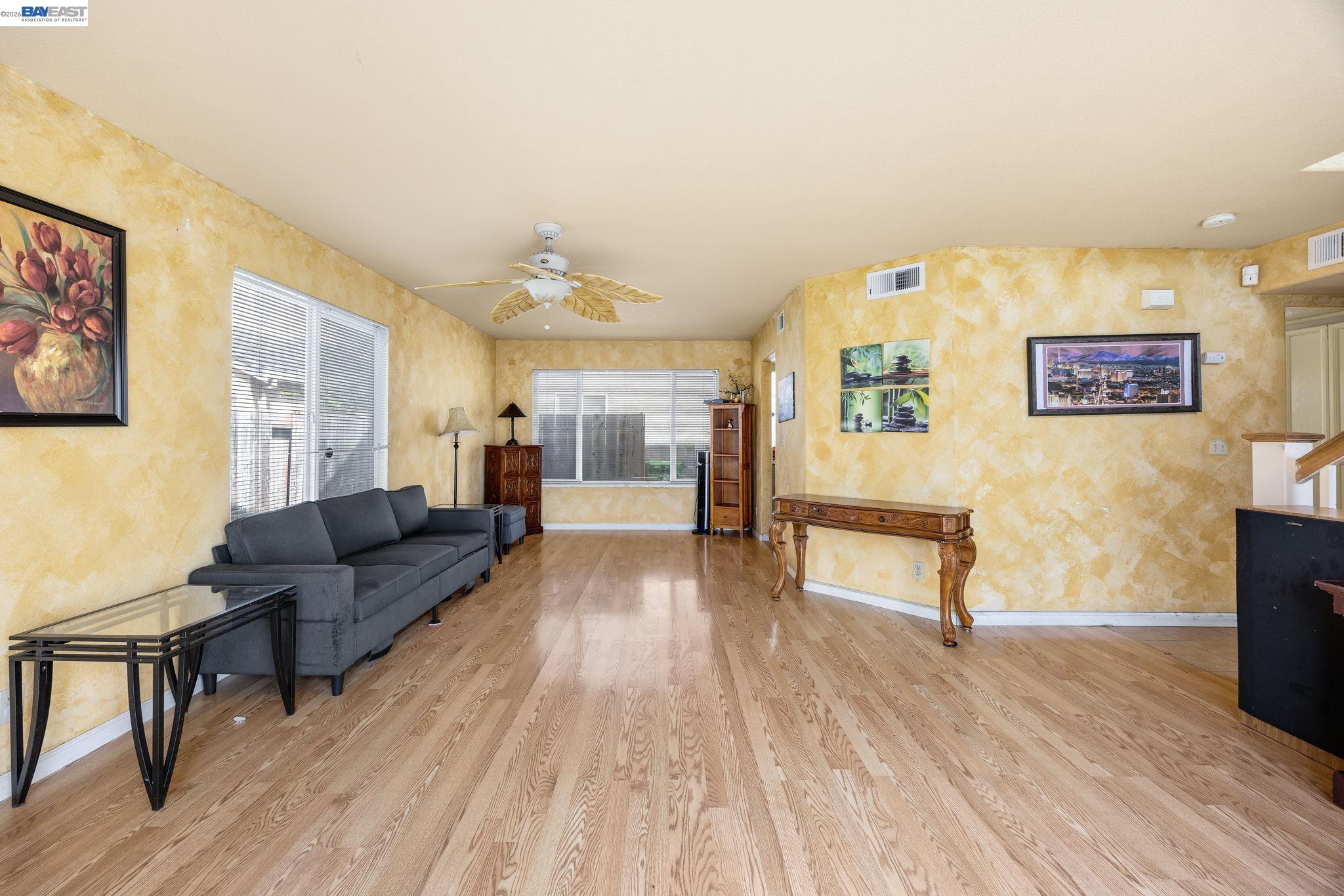 Detail Gallery Image 2 of 18 For 20667 Blossom Cmn, Hayward,  CA 94541 - 3 Beds | 2/1 Baths