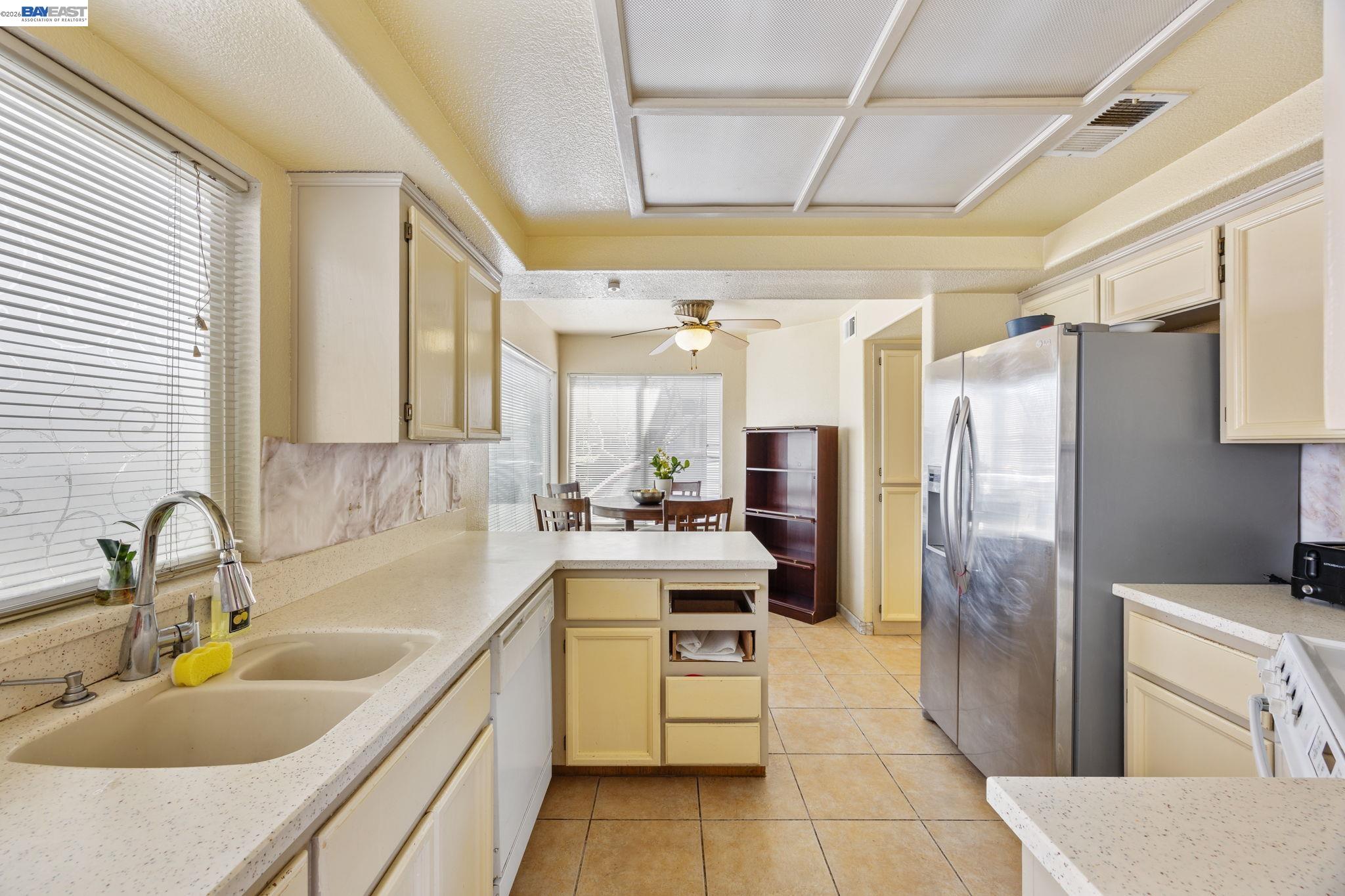 Detail Gallery Image 5 of 18 For 20667 Blossom Cmn, Hayward,  CA 94541 - 3 Beds | 2/1 Baths