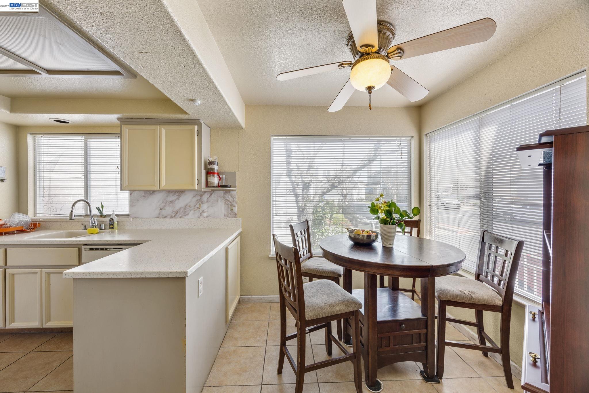 Detail Gallery Image 6 of 18 For 20667 Blossom Cmn, Hayward,  CA 94541 - 3 Beds | 2/1 Baths