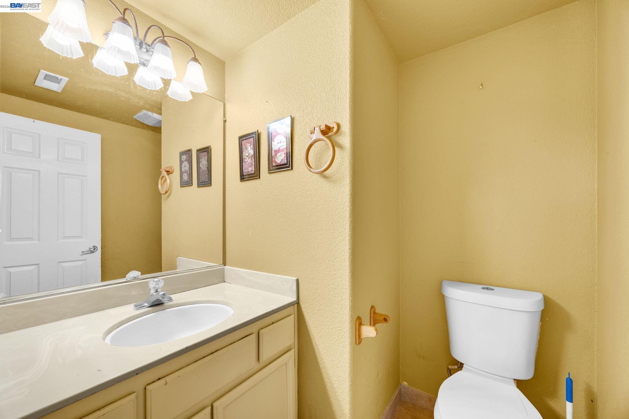 Detail Gallery Image 7 of 18 For 20667 Blossom Cmn, Hayward,  CA 94541 - 3 Beds | 2/1 Baths