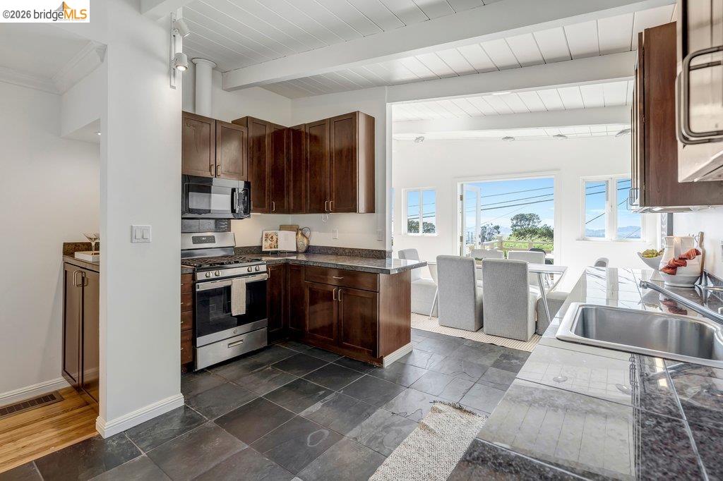 Detail Gallery Image 16 of 60 For 2728 Del Monte Avenue, El Cerrito,  CA 94530 - 3 Beds | 2 Baths