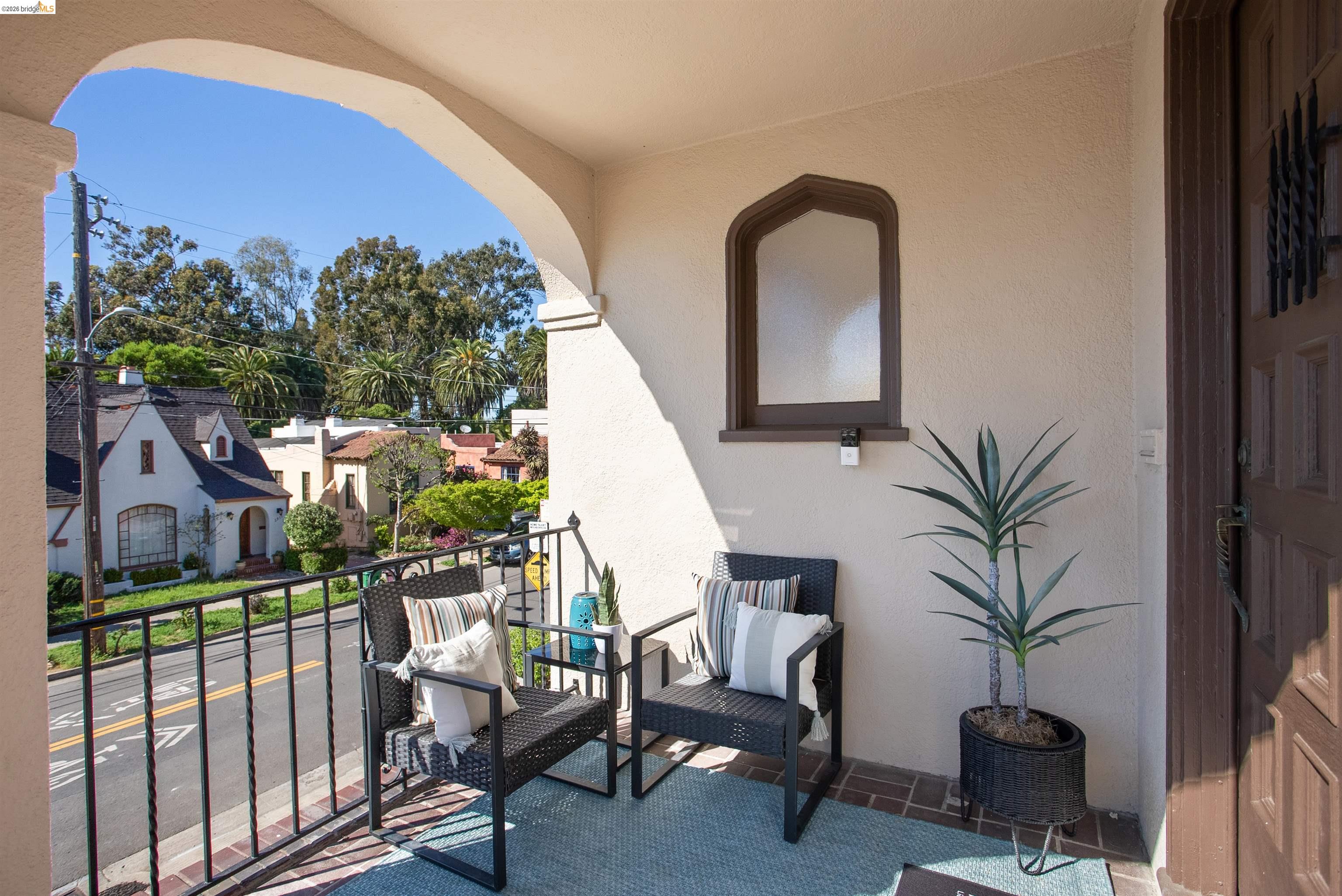 Detail Gallery Image 2 of 56 For 2900 Sheffield Ave, Oakland,  CA 94602 - 4 Beds | 2 Baths