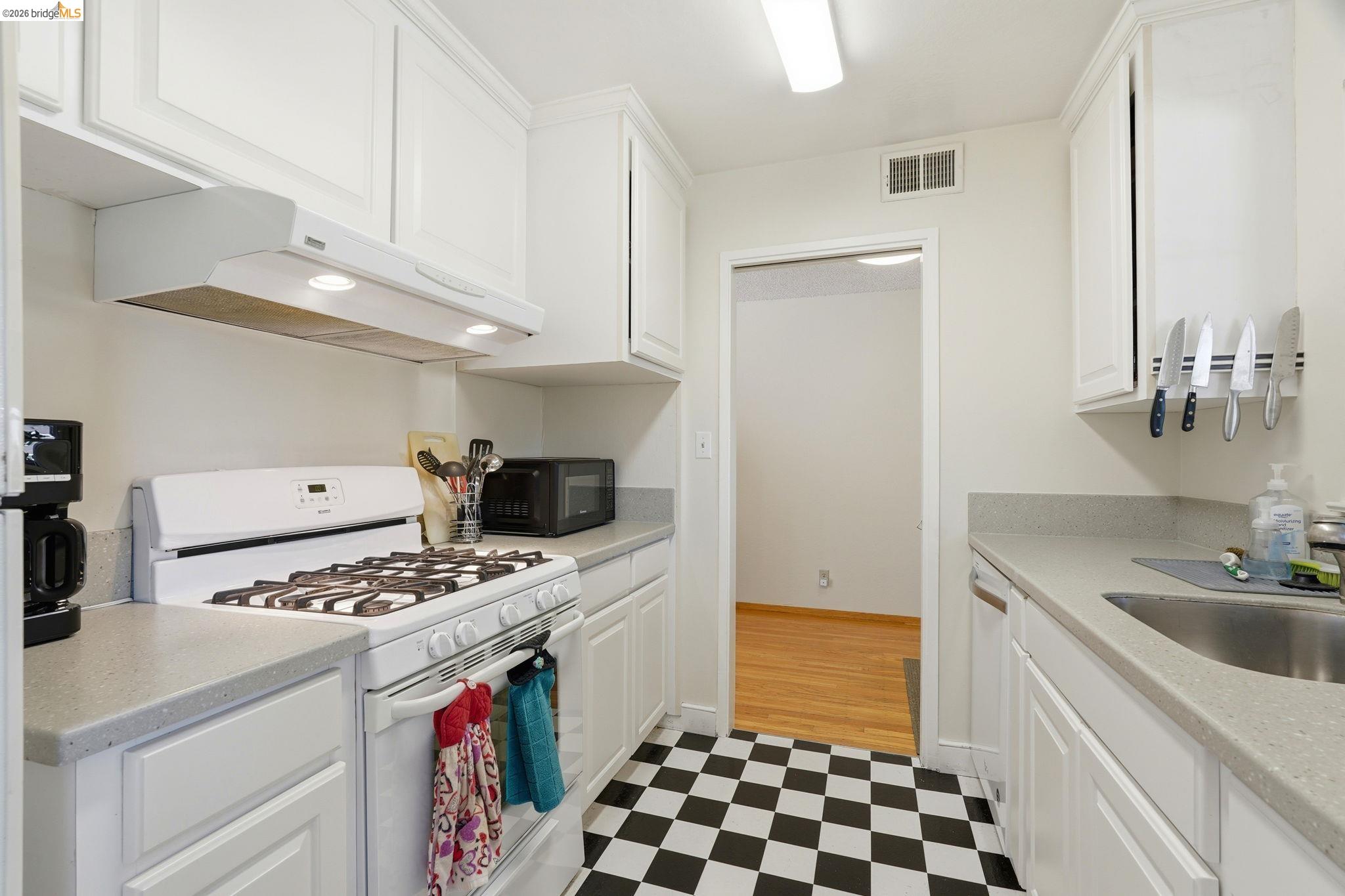 Detail Gallery Image 11 of 35 For 1727 Andrea Pl, Santa Clara,  CA 95051 - 3 Beds | 2/1 Baths